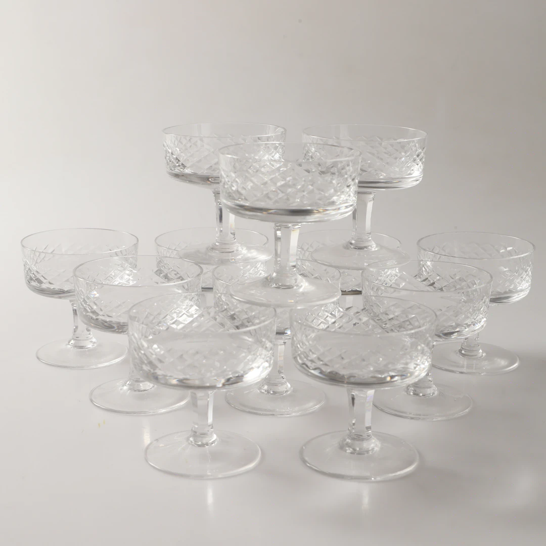 CHAMPAGNEKUPOR/COUPEGLAS, 12 stycken, rutslipat glas, 1900-tal.