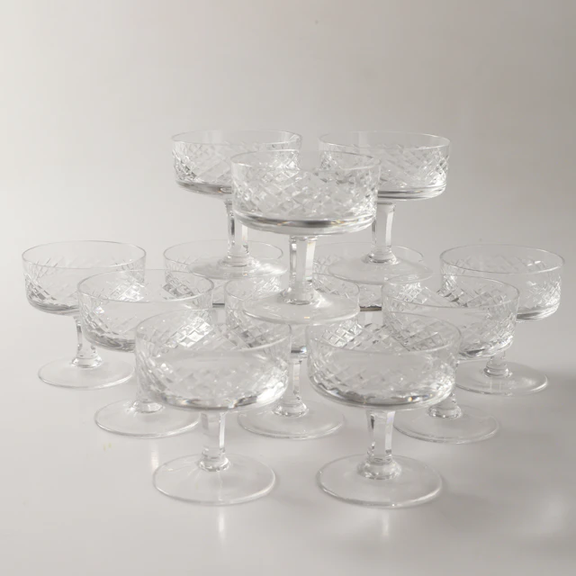 CHAMPAGNEKUPOR/COUPEGLAS, 12 stycken, rutslipat glas, 1900-tal.