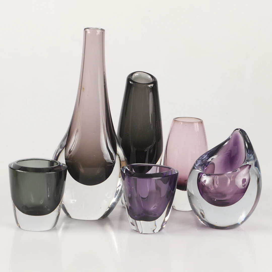 VASER, 6 stycken, färgat glas, bl. a. Strömbergshyttan, 1900-tal.