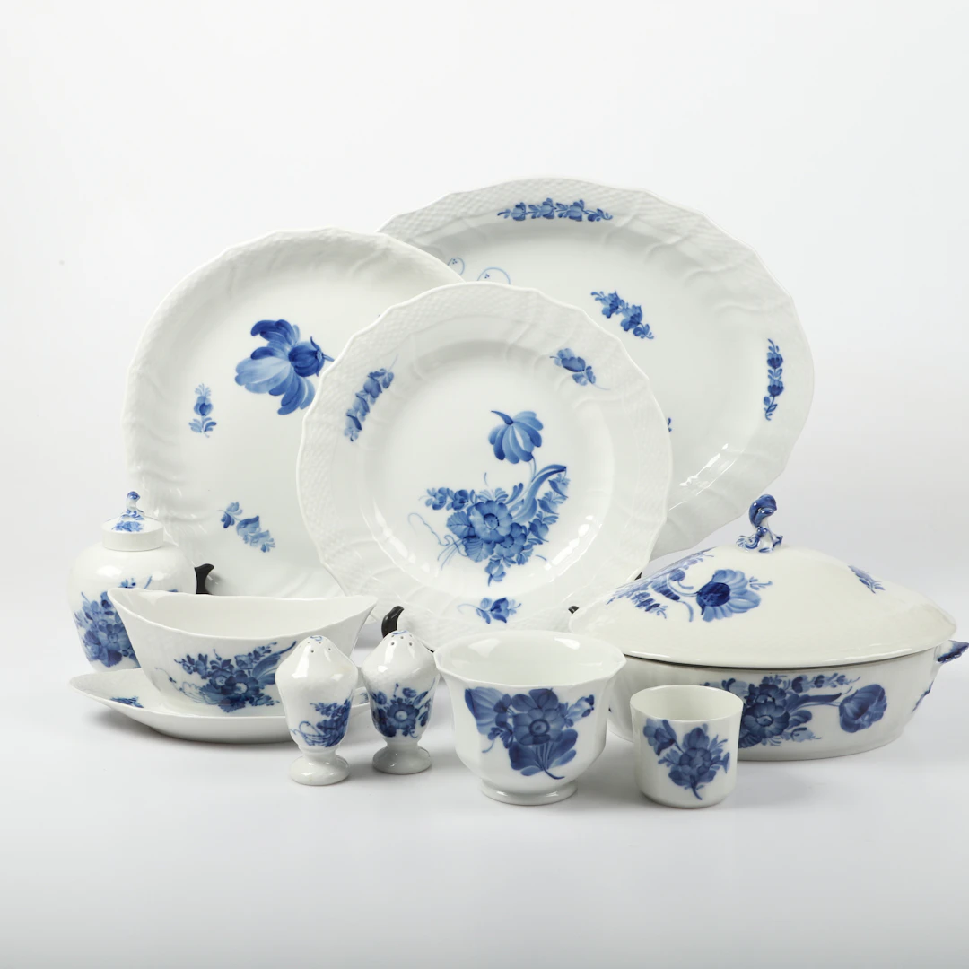 MATSERVIS, 47 delar, "Blå Blomst", porslin, Royal Copenhagen, Danmark.