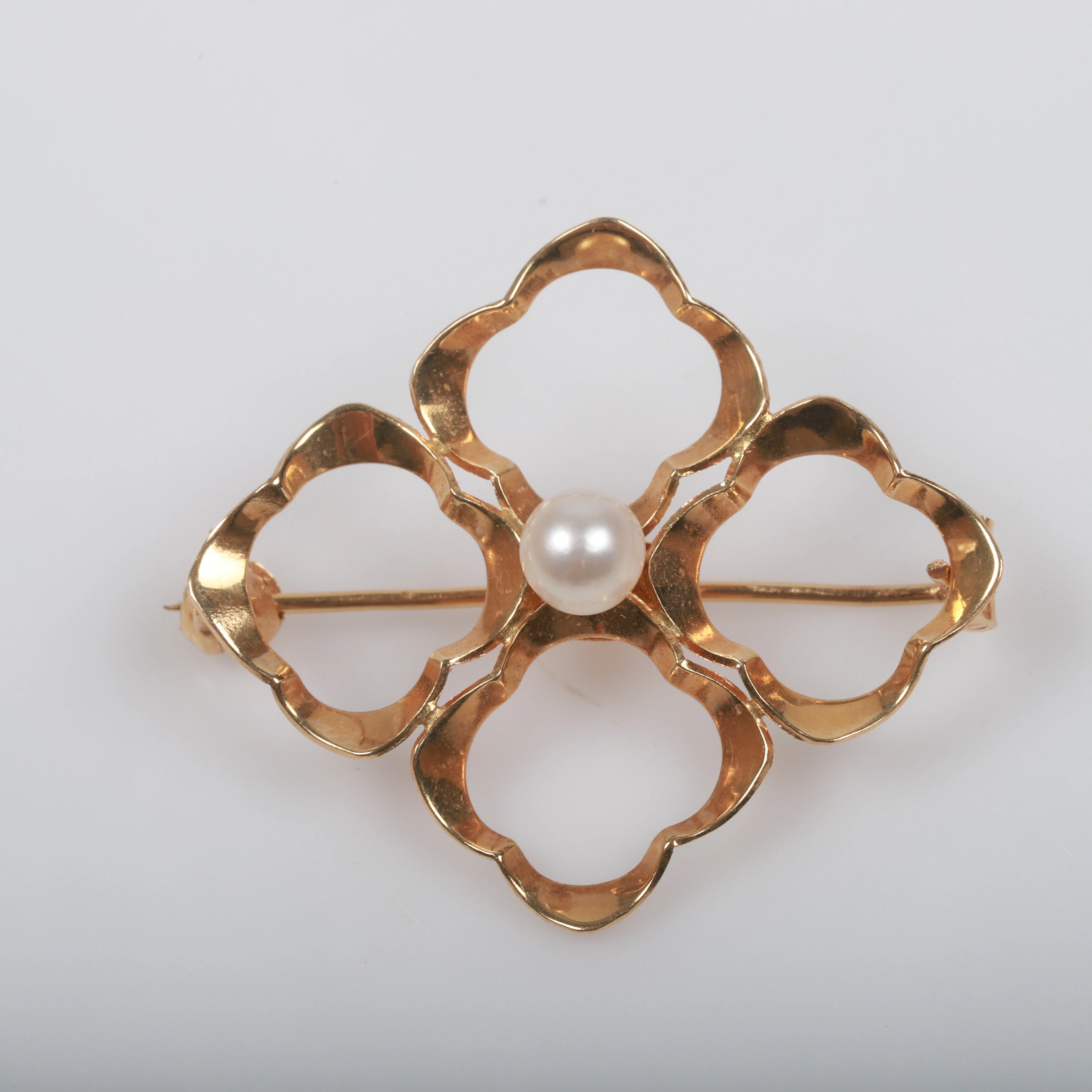 BROSCH, 18 K guld med odlad pärla, Alton, Falköping, 1969.