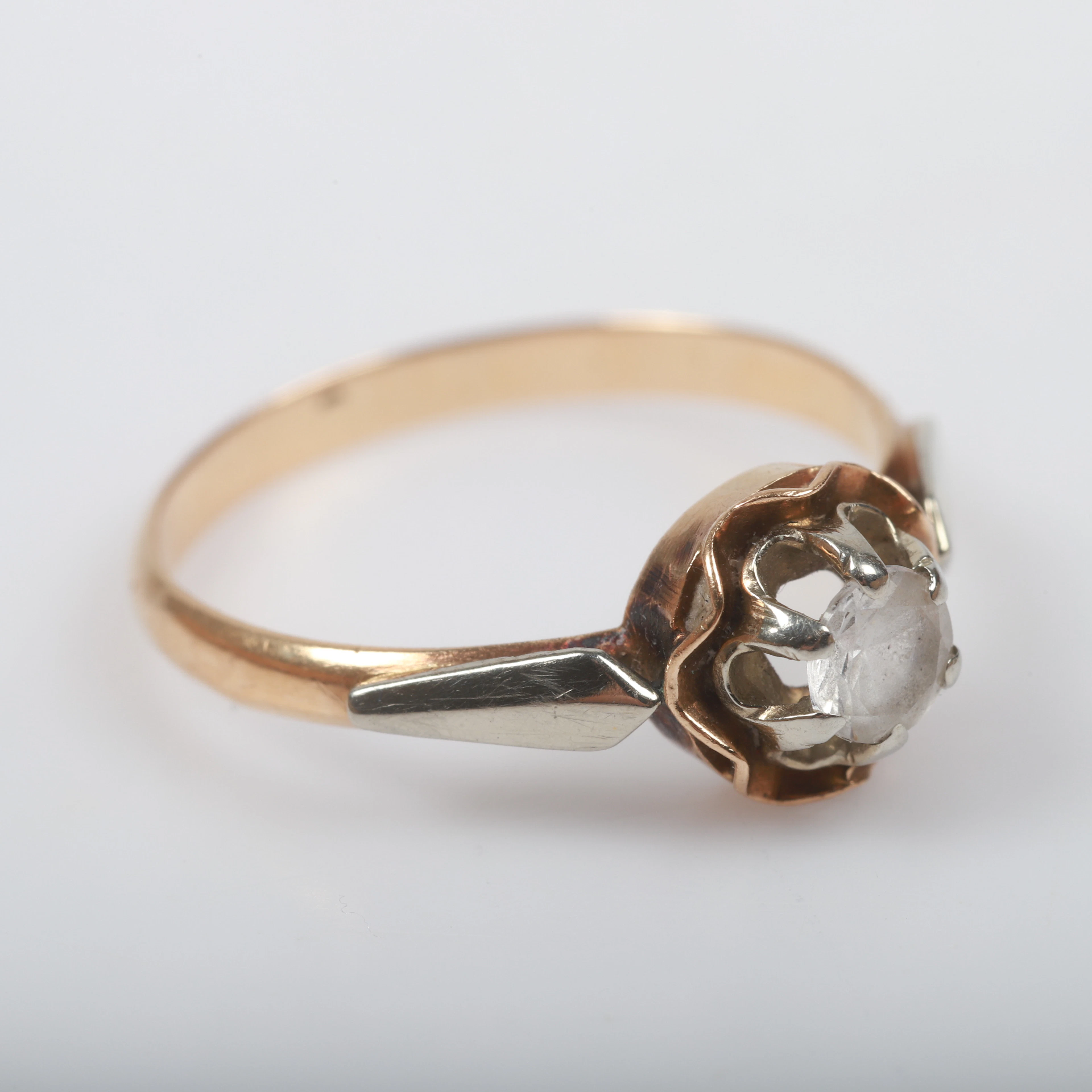 RING, 18 K guld med fasettsipad sten.