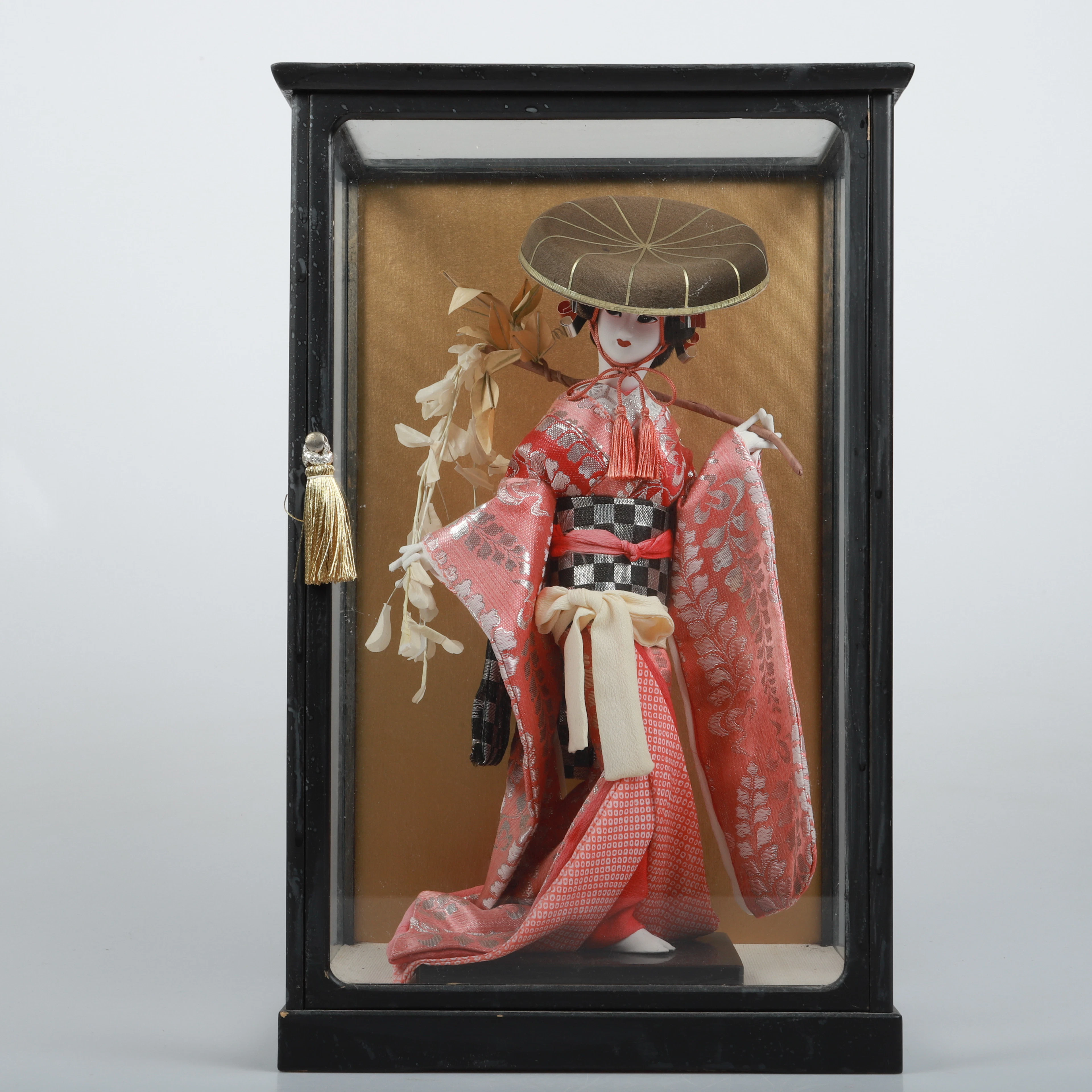 OYAMA I MONTERSKÅP, textil/glas, Japan, 1900-tal.