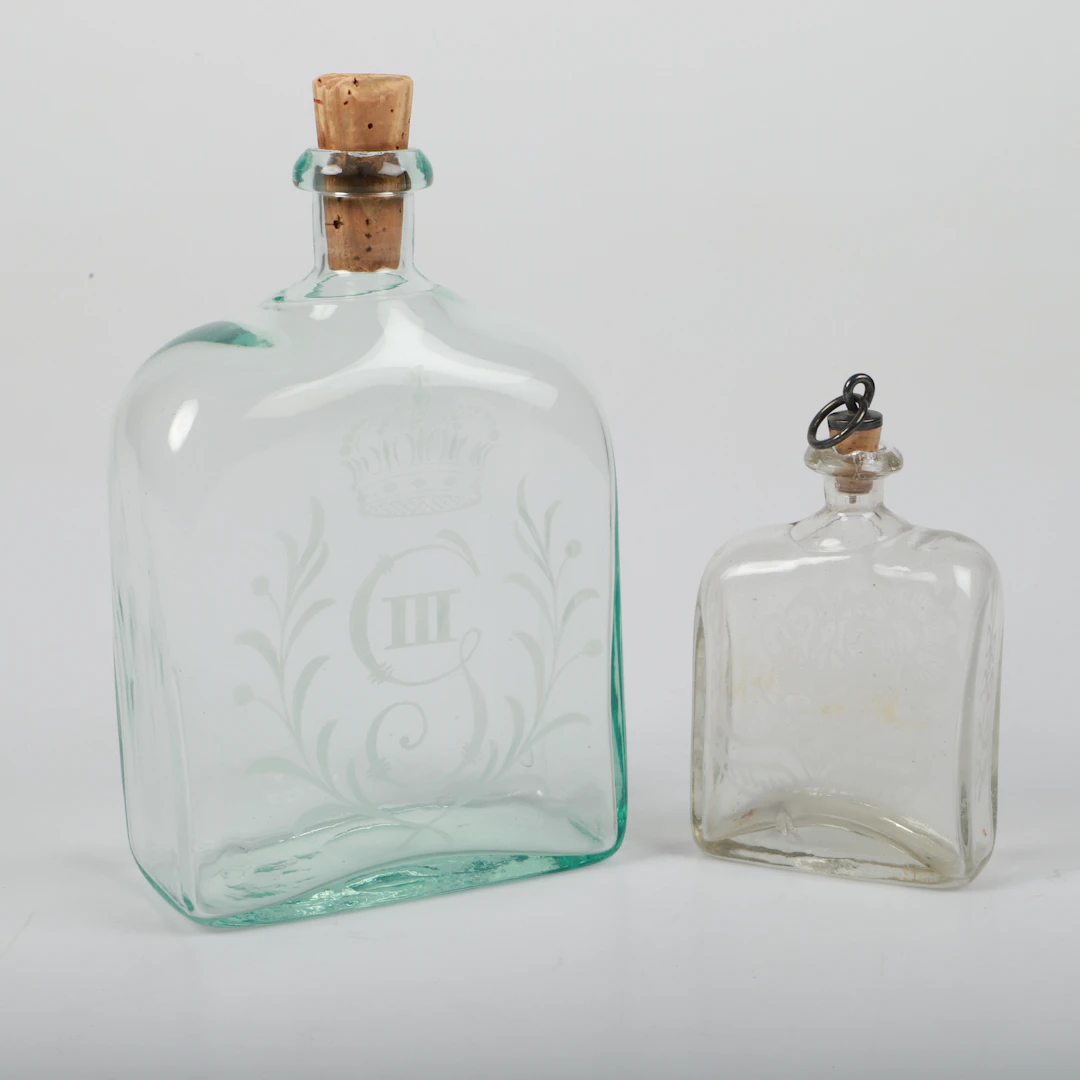 KARAFF OCH PLUNTA, 2 stycken, glas, bl. a. med Gustav III monogram, 1800-tal.