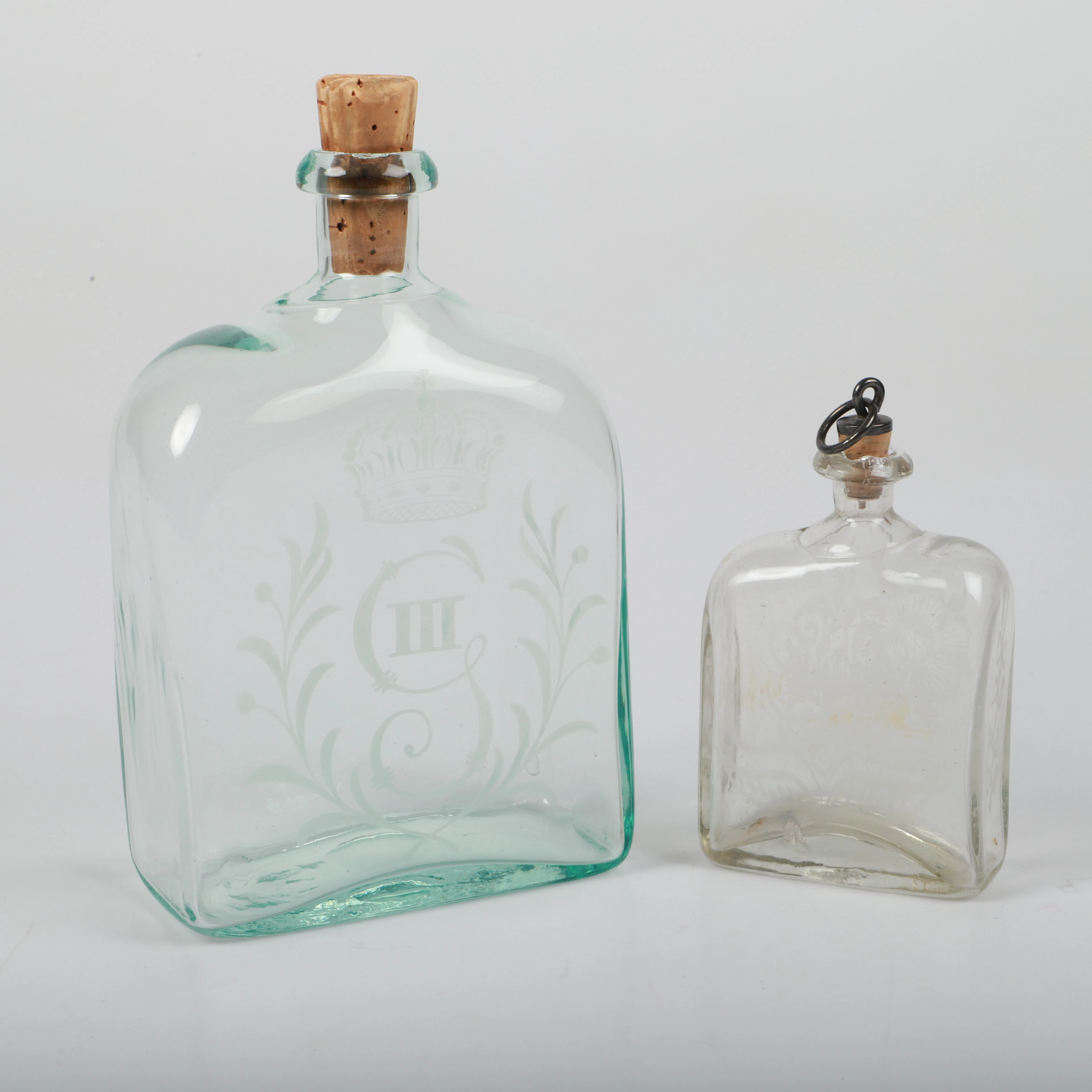 KARAFF OCH PLUNTA, 2 stycken, glas, bl. a. med Gustav III monogram, 1800-tal.