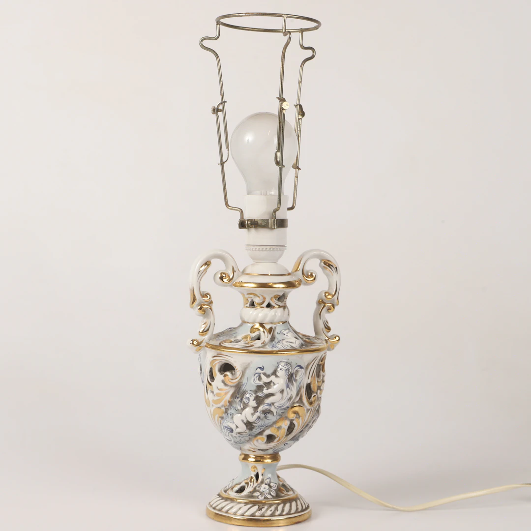 BORDSLAMPA, porslin med riklig dekor, Italien.