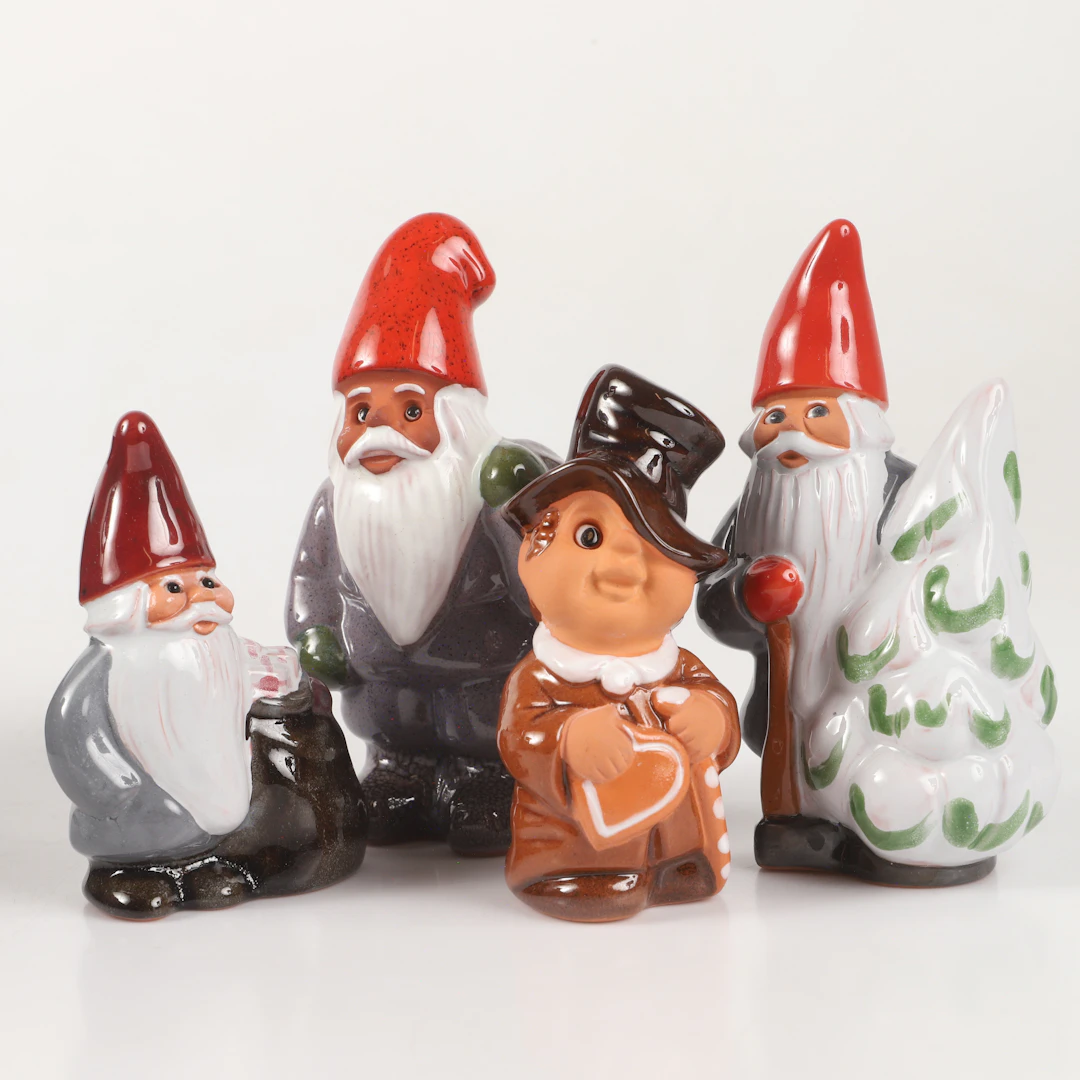 Figuriner, 4 stycken, mestadels tomtar, delvis glaserad keramik, Torshälla.