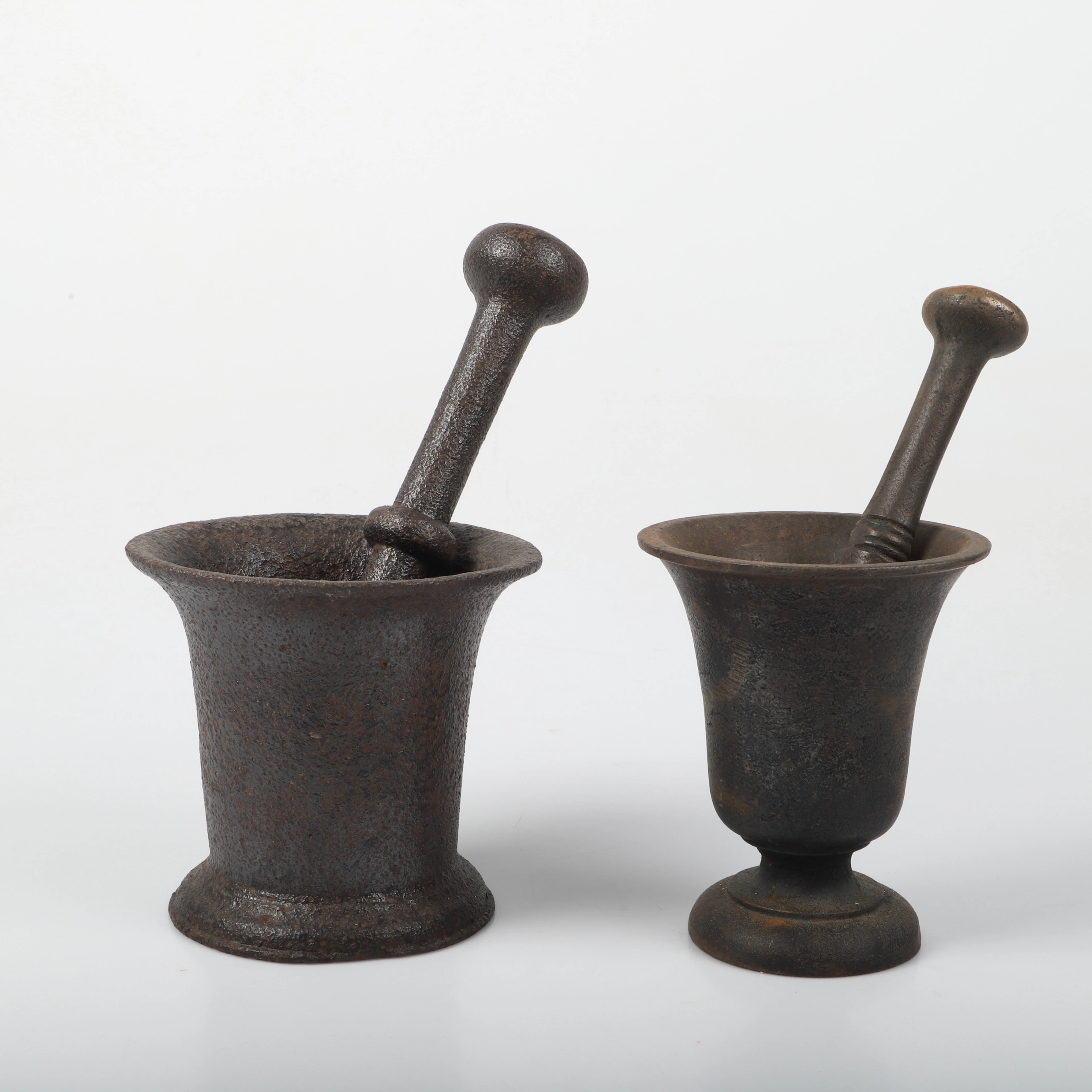 MORTLAR, 2 stycken, gjutjärn, 1800/1900-tal.