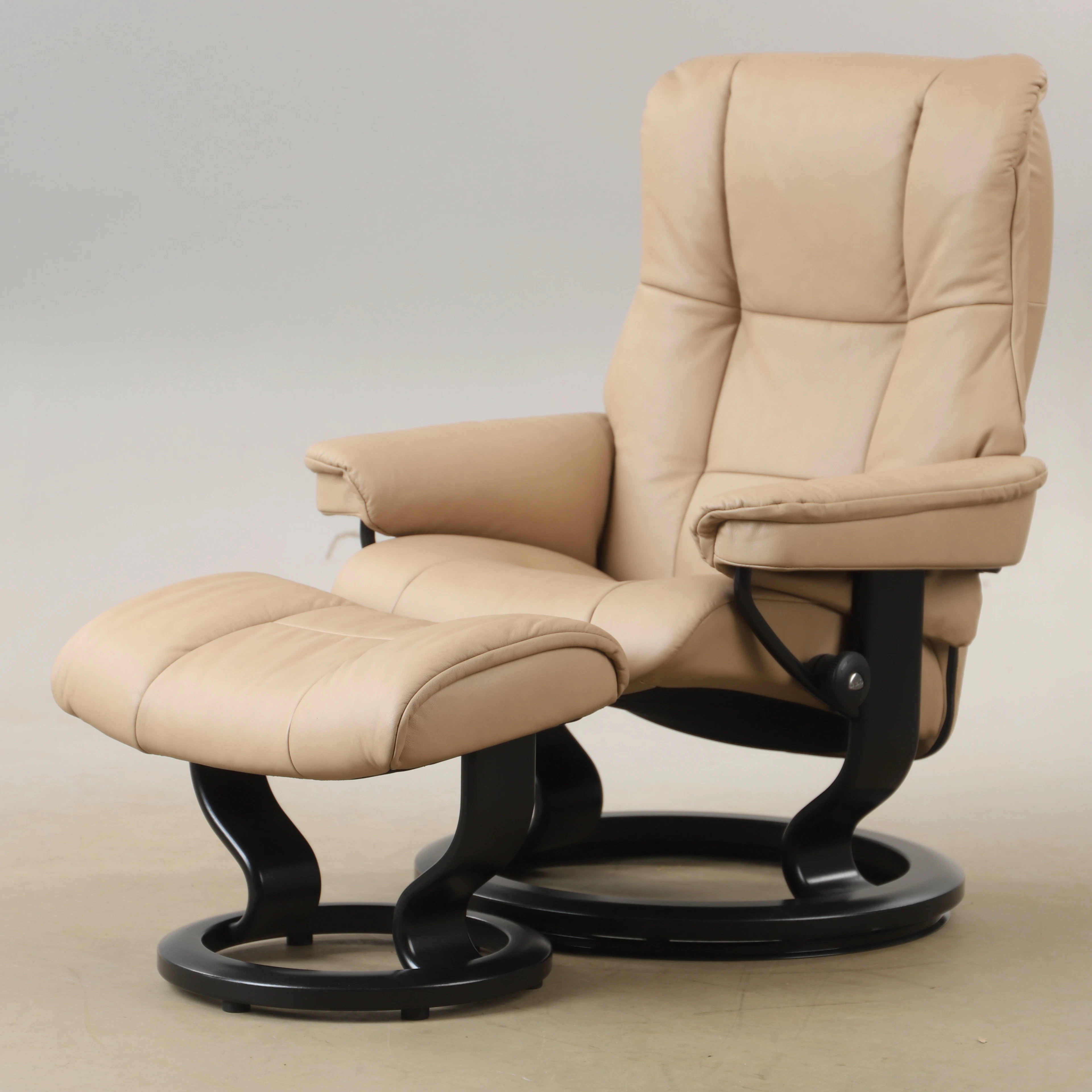FÅTÖLJ MED FOTPALL, "Mayfair", skinnklädsel, "Stressless", Ekornes, Norge.