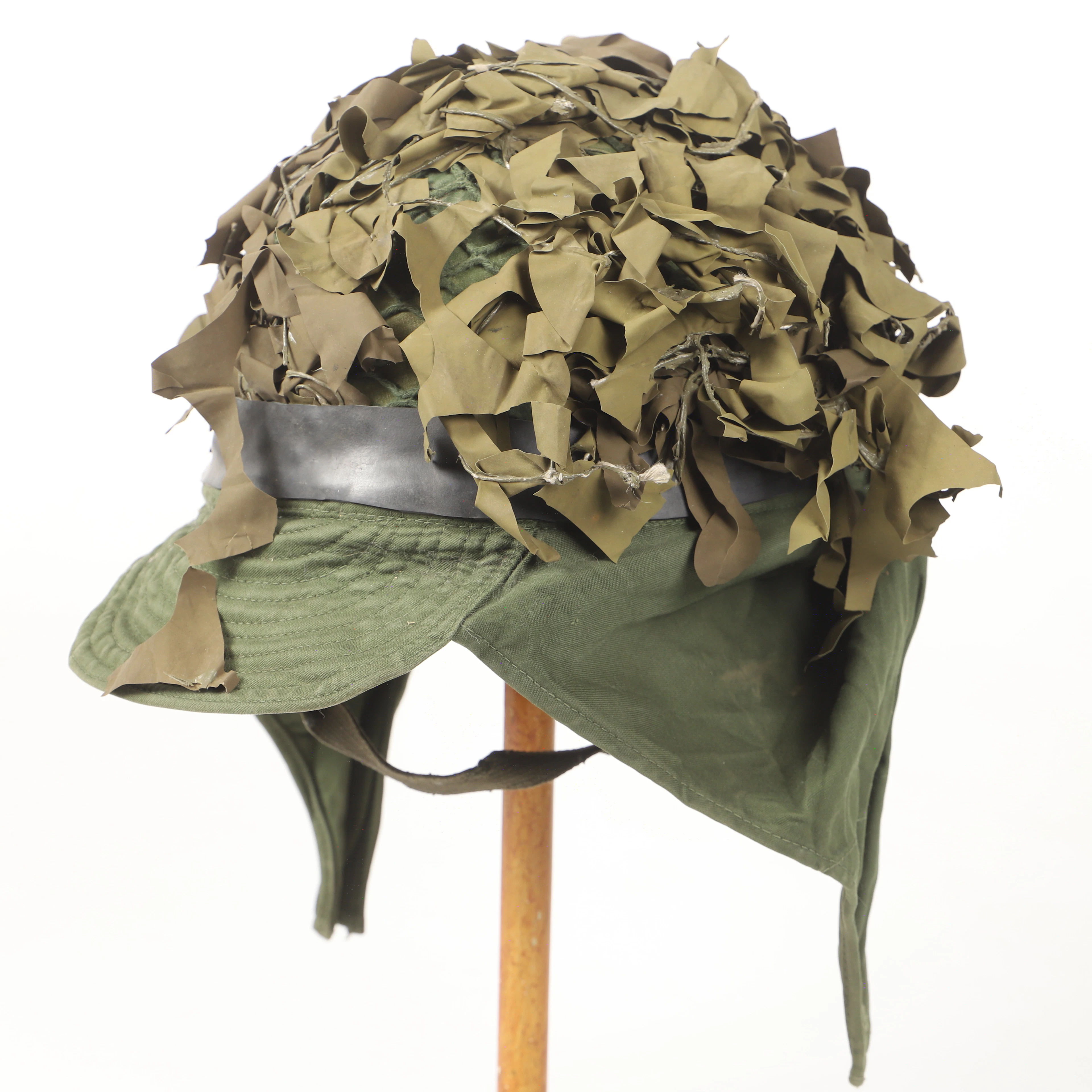 MILITÄRHJÄLM MED KAMOUFLAGENÄT, svenska armén, 1900-tal.
