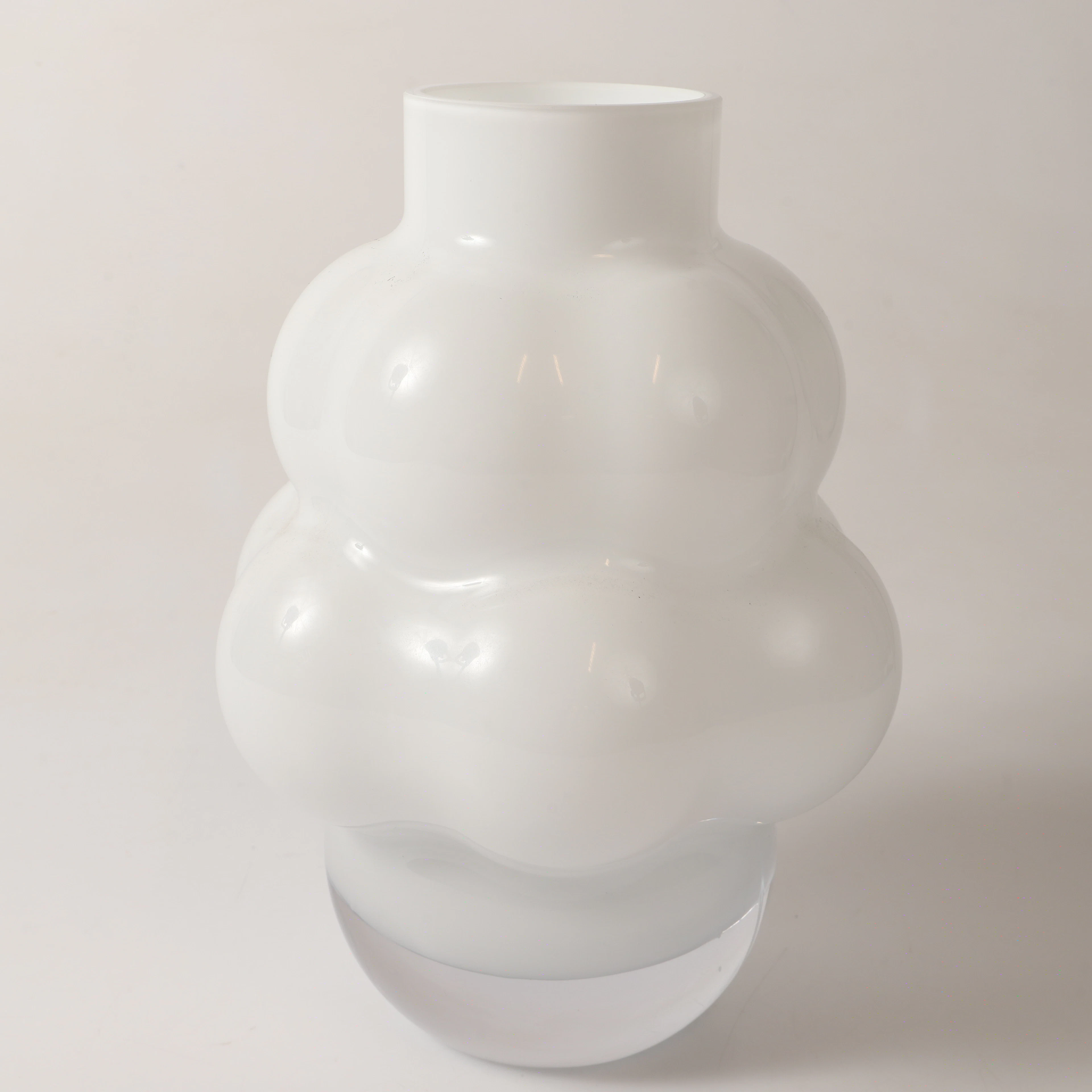 LOUISE ROE. Vas, "Baloon", munblåst opalglas, Danmark.
