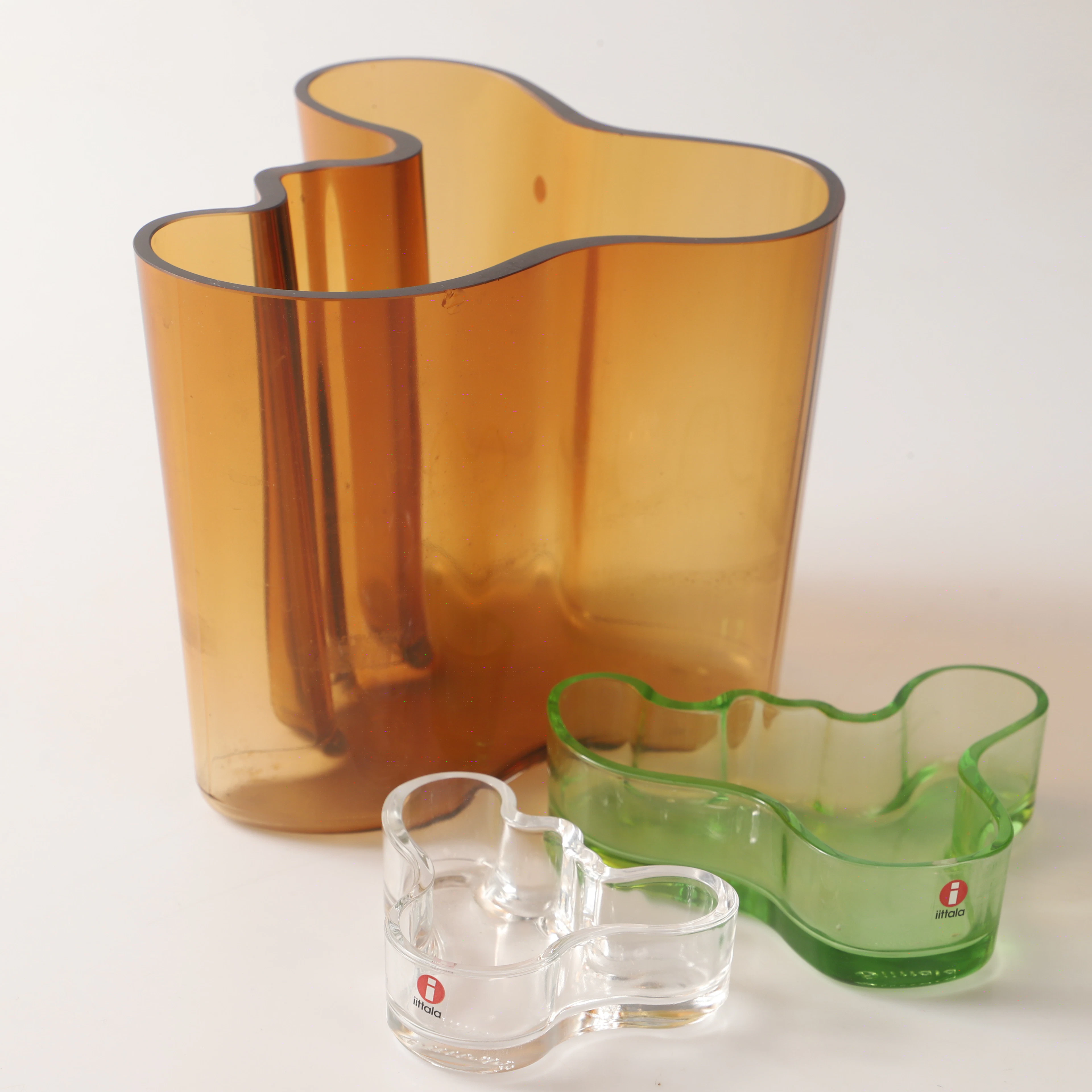 VAS SAMT SKÅLAR, 3 delar, "Savoy", Iittala, färgat konstglas.