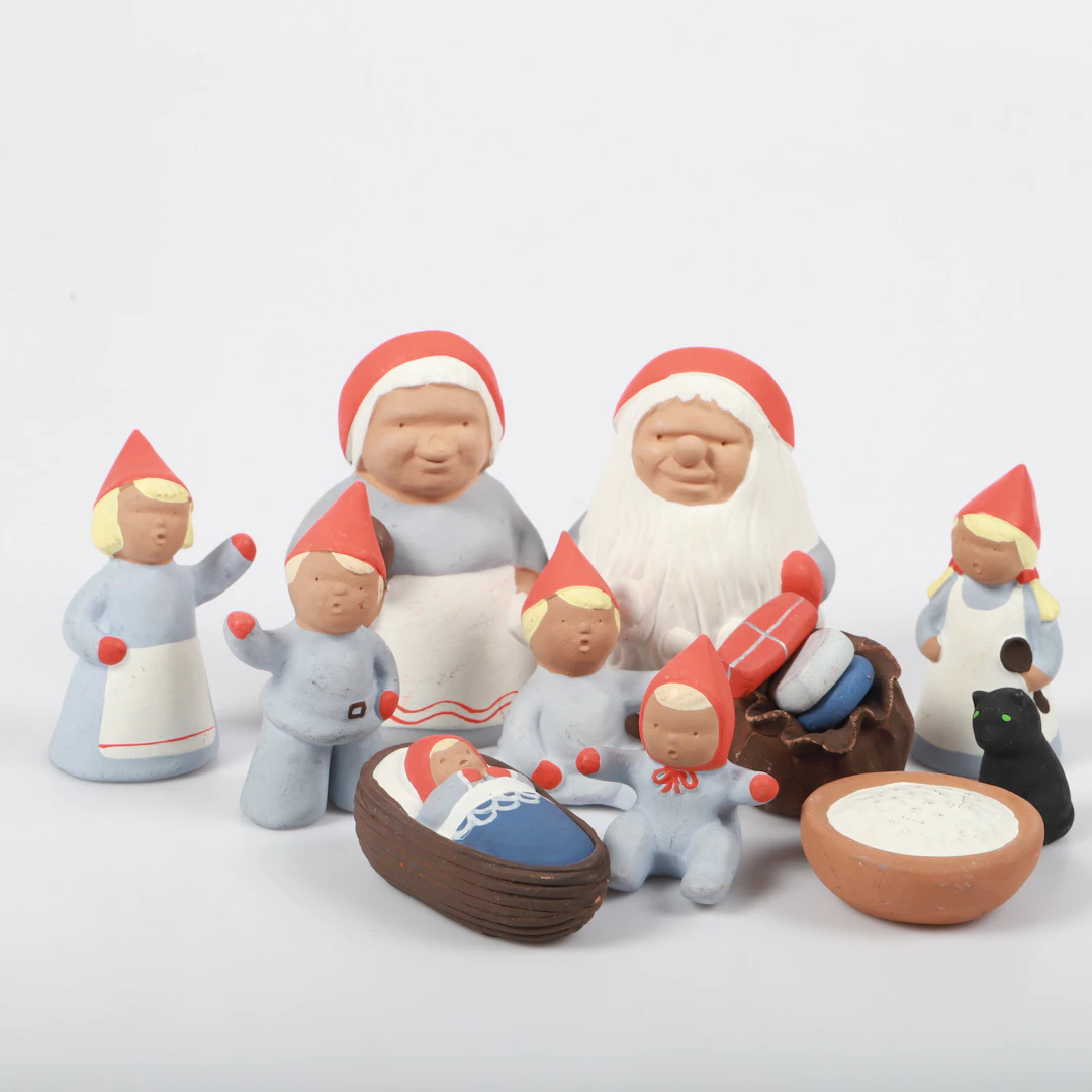 IRMA YOURSTONE. Figurinsamling, 15 stycken, "Tomtefamiljen från Storskogen"