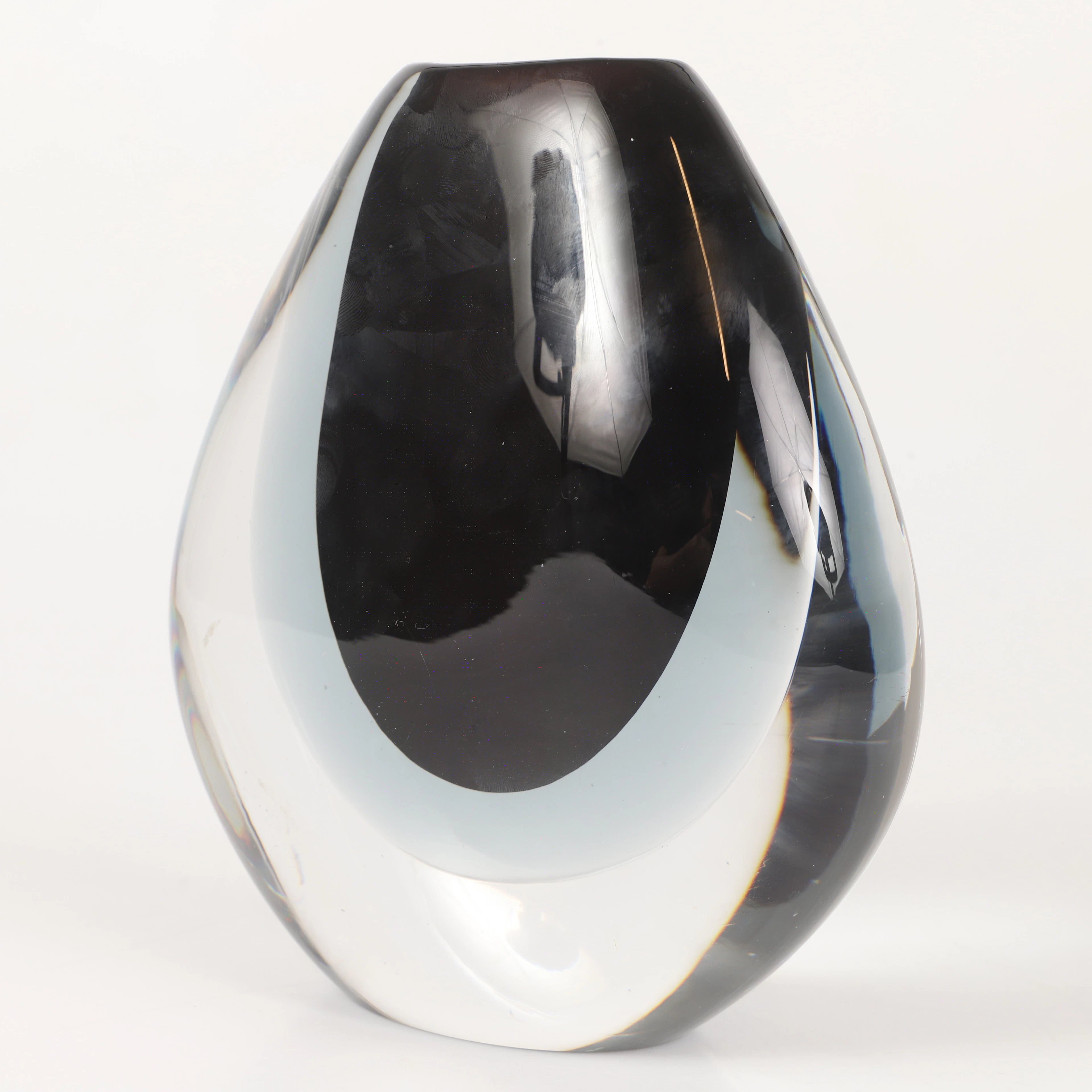 VICKE LINDSTRAND. Vas, glas, signerad Lindstrand.