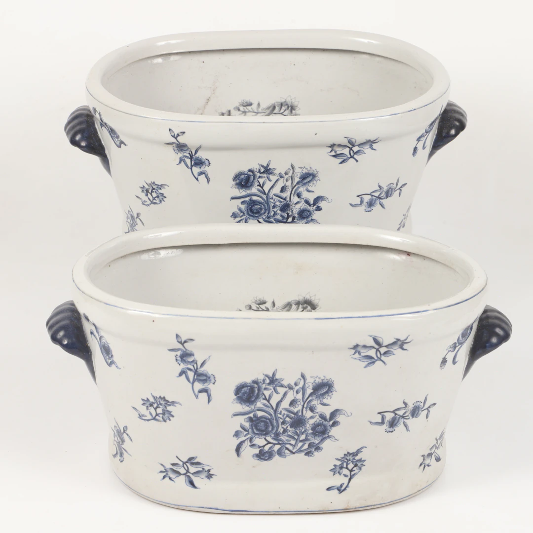 JARDINIERER, 1 par, porslin med maskaroner Simply Scandinavia.