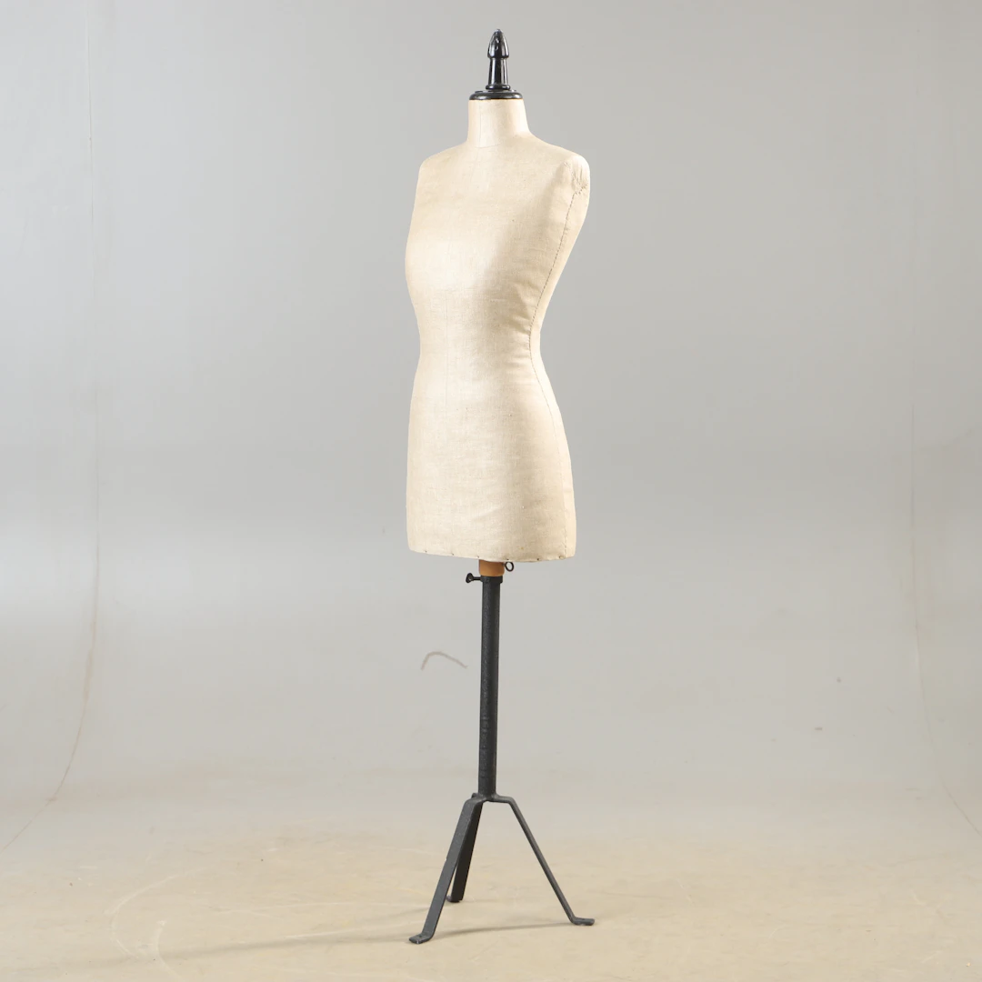 PROVDOCKA, textil och metall, 1900-talets mitt.