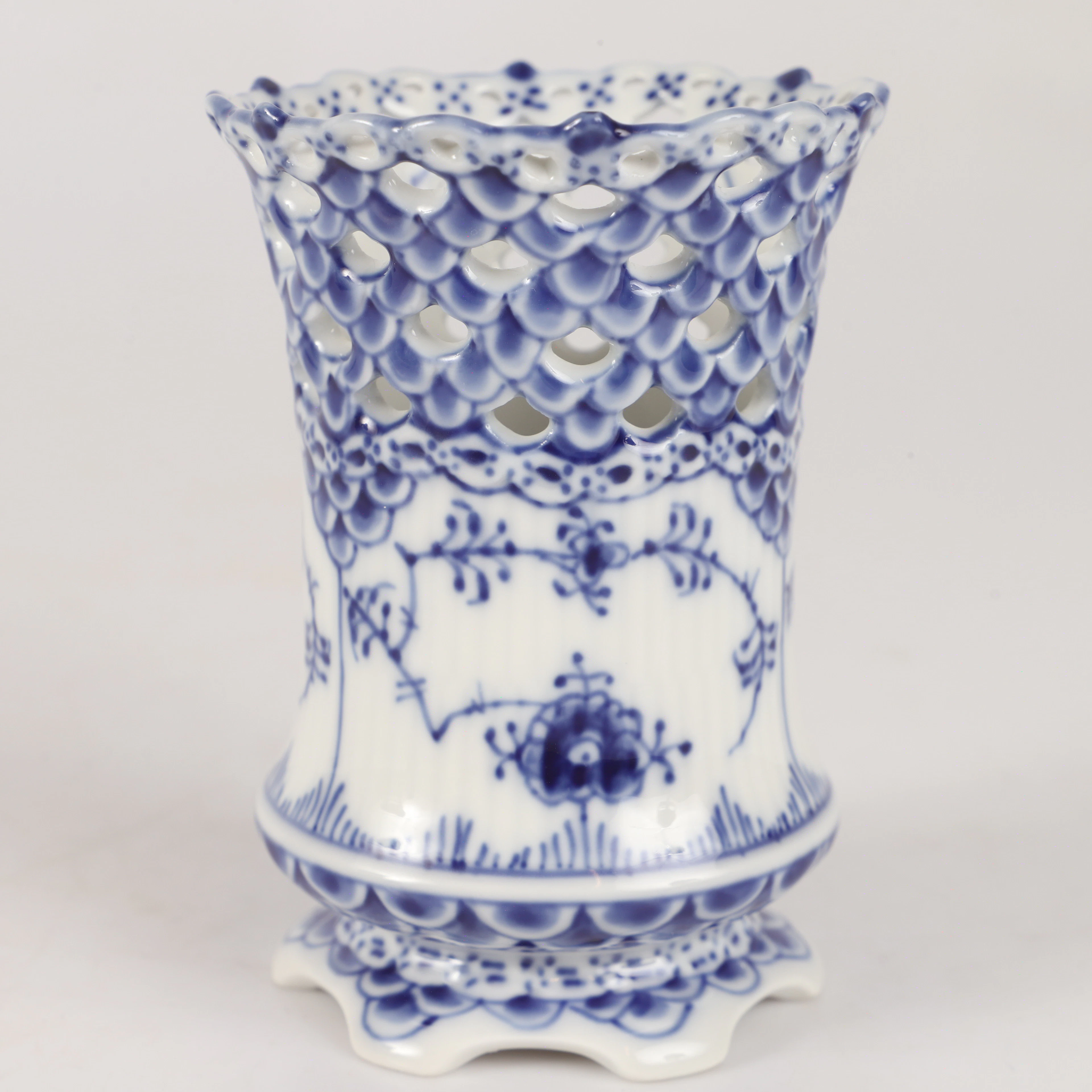 VAS, "Musselmalet", porslin, Royal Copenhagen, Danmark.