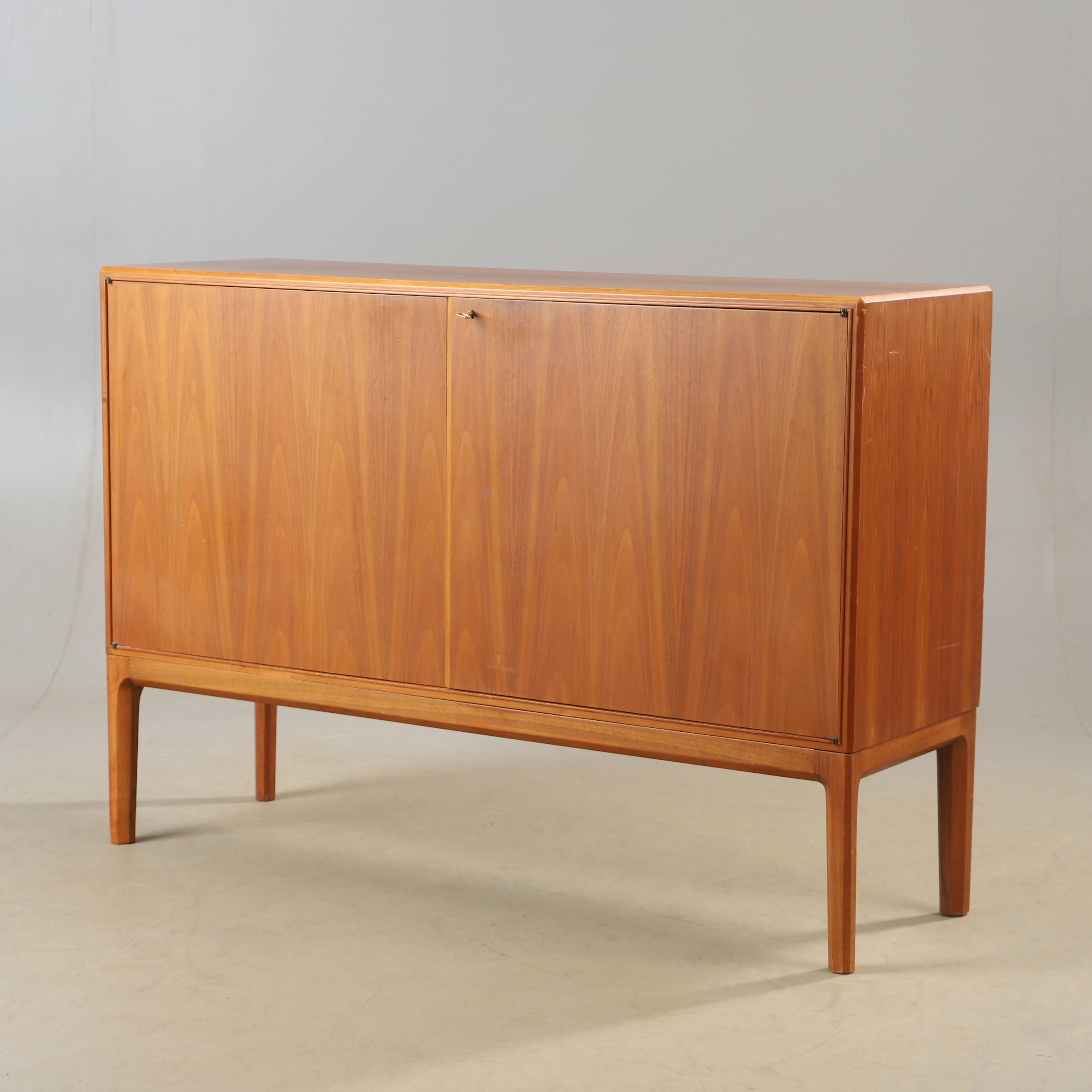 BERTIL FRIDHAGEN. Sideboard, "Facett", valnöt, Bodafors, 1900-talets mitt.