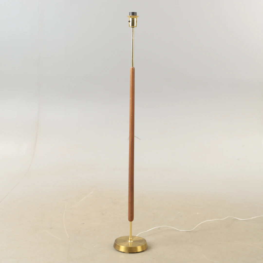 GOLVLAMPA, teak och mässing, EWÅ, 1900-talets mitt.