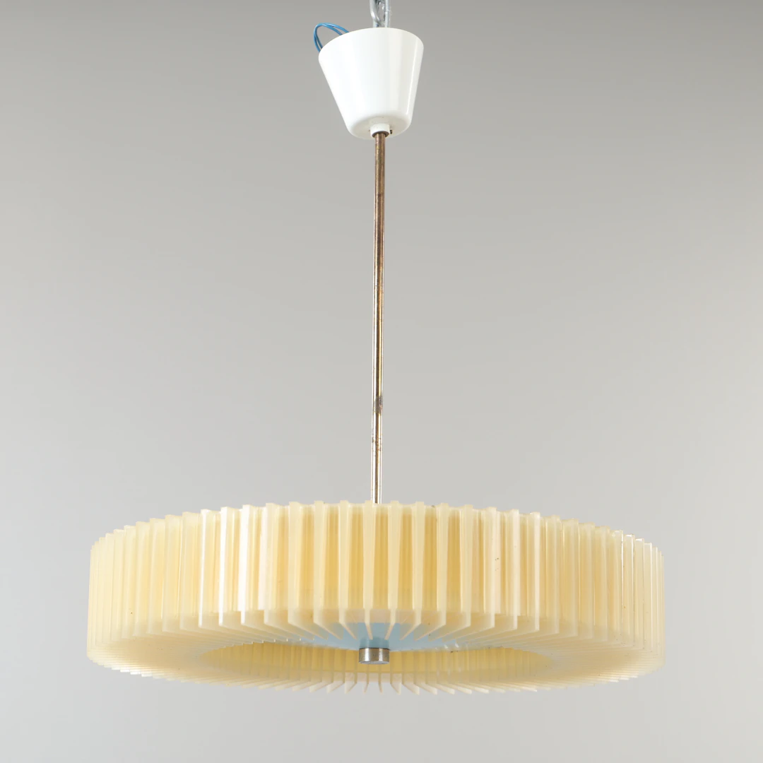 TAKLAMPA, plast, 1900-talets andra hälft.