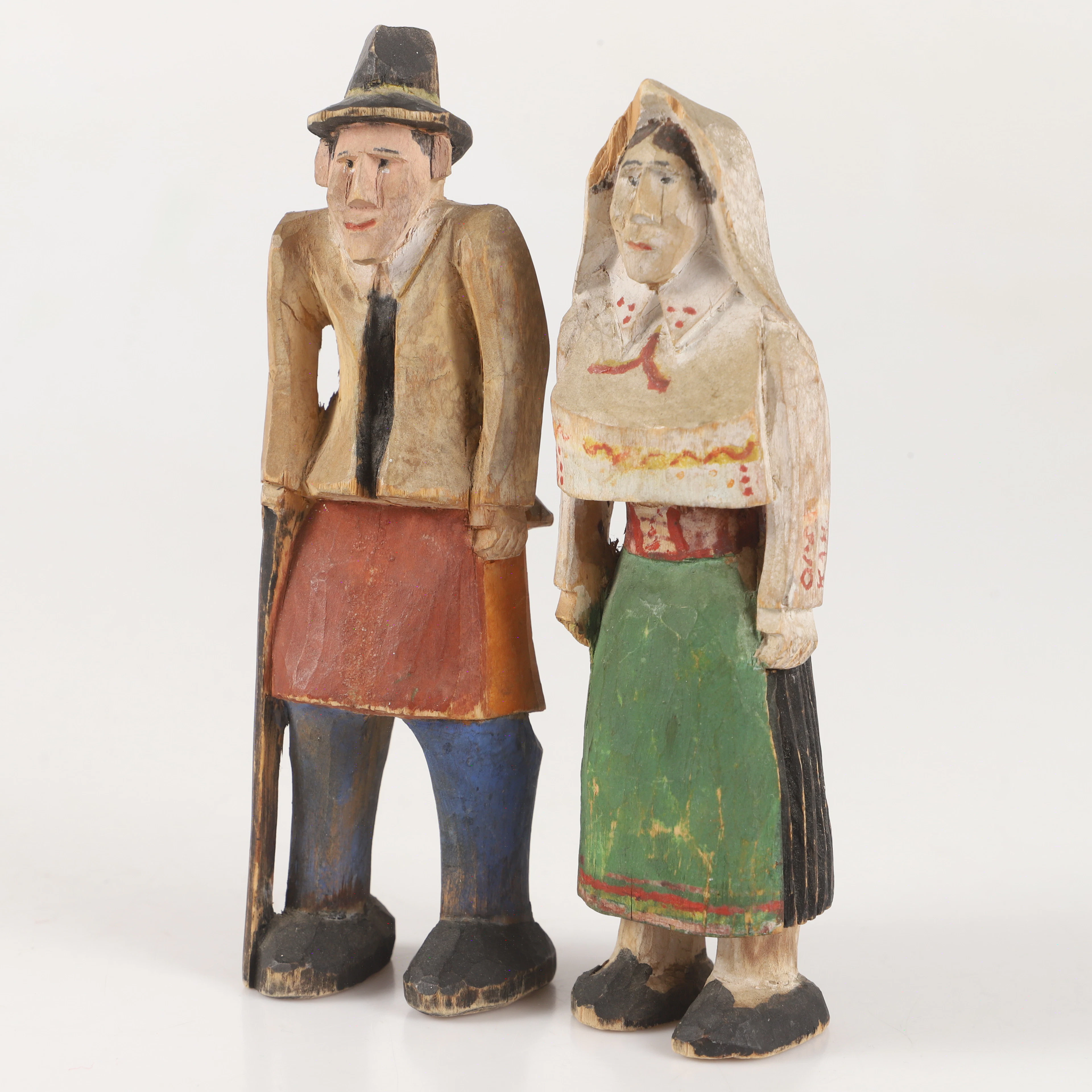 OIDENTIFIERAD KONSTNÄR. Figuriner, 2 stycken, målat och snidat trä