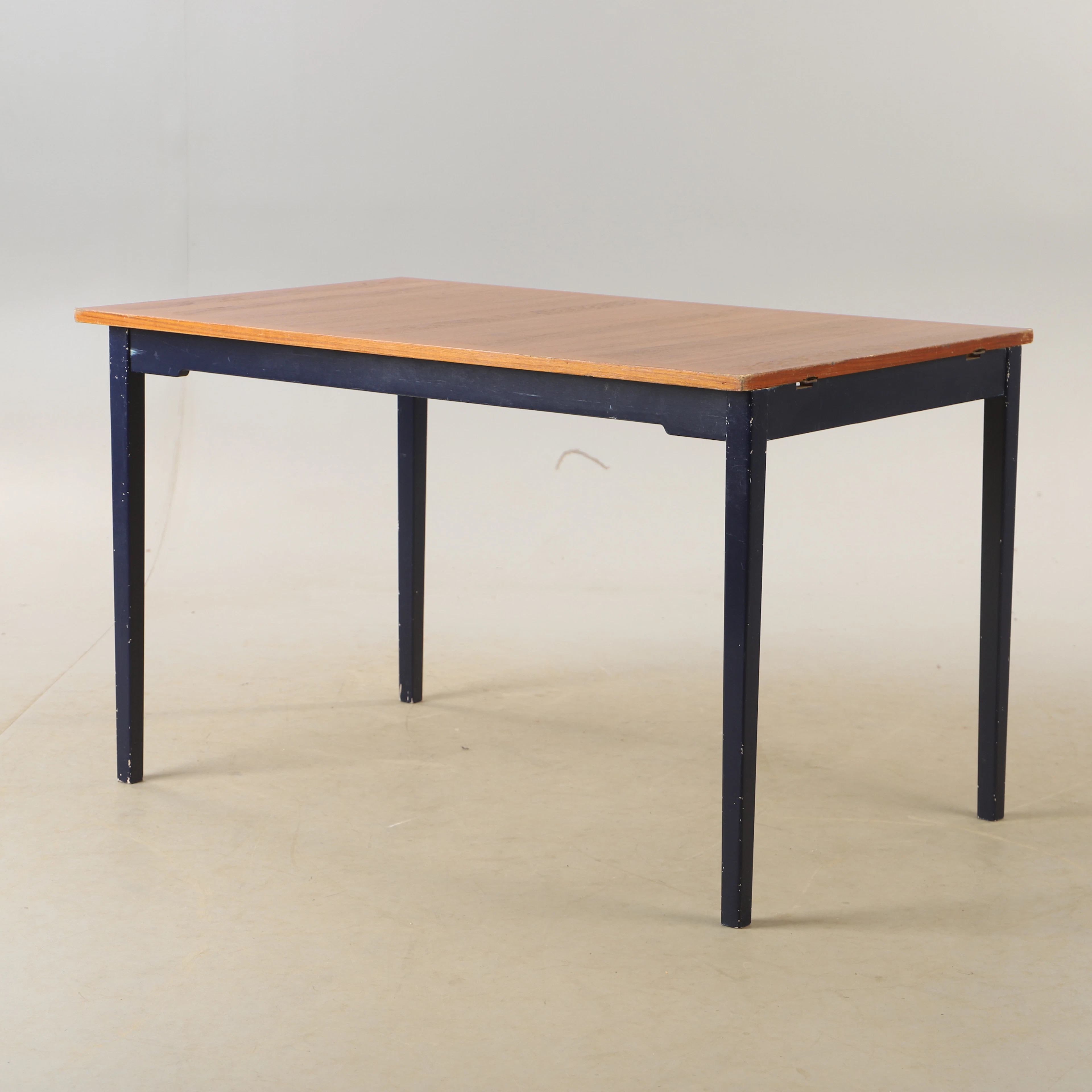 MATBORD, teak med målat underrede, 1900-talets mitt.