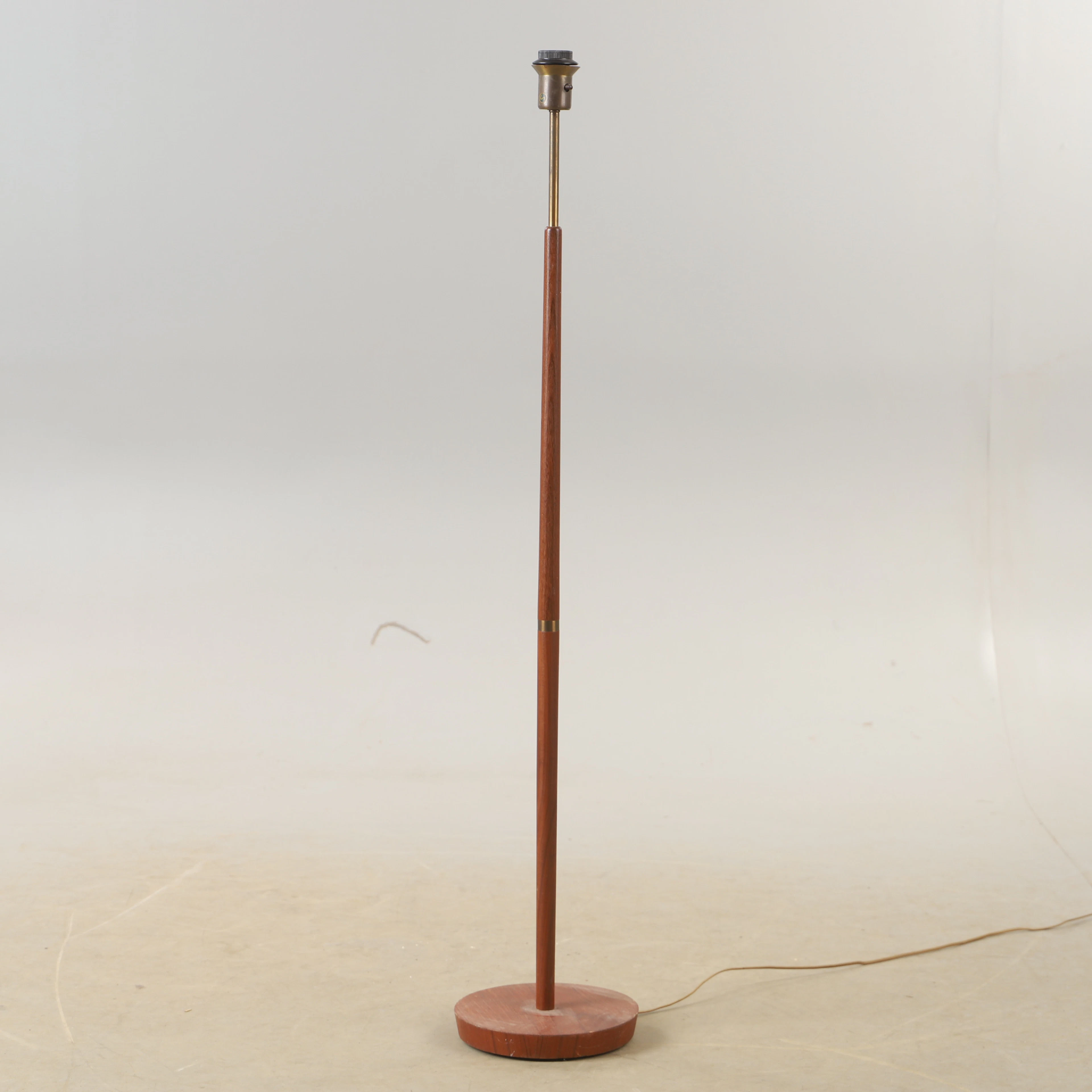 GOLVLAMPA, teak, 1900-talets mitt.