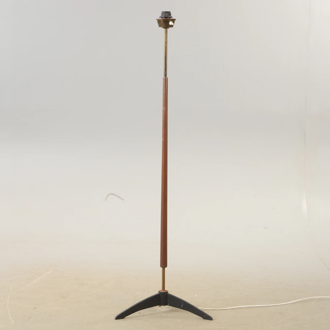 GOLVLAMPA, teak och metall, 1900-talets mitt.
