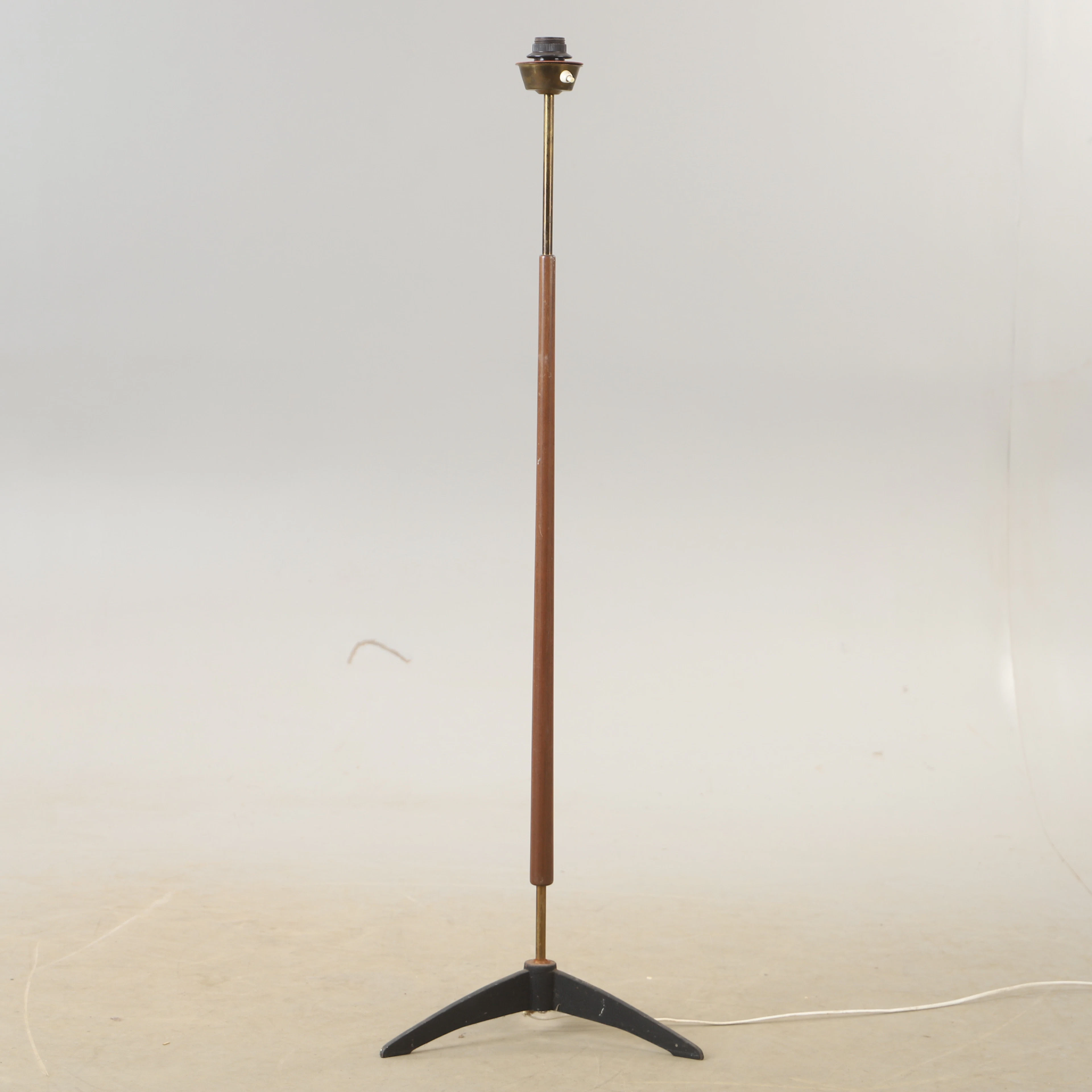 GOLVLAMPA, teak och metall, 1900-talets mitt.