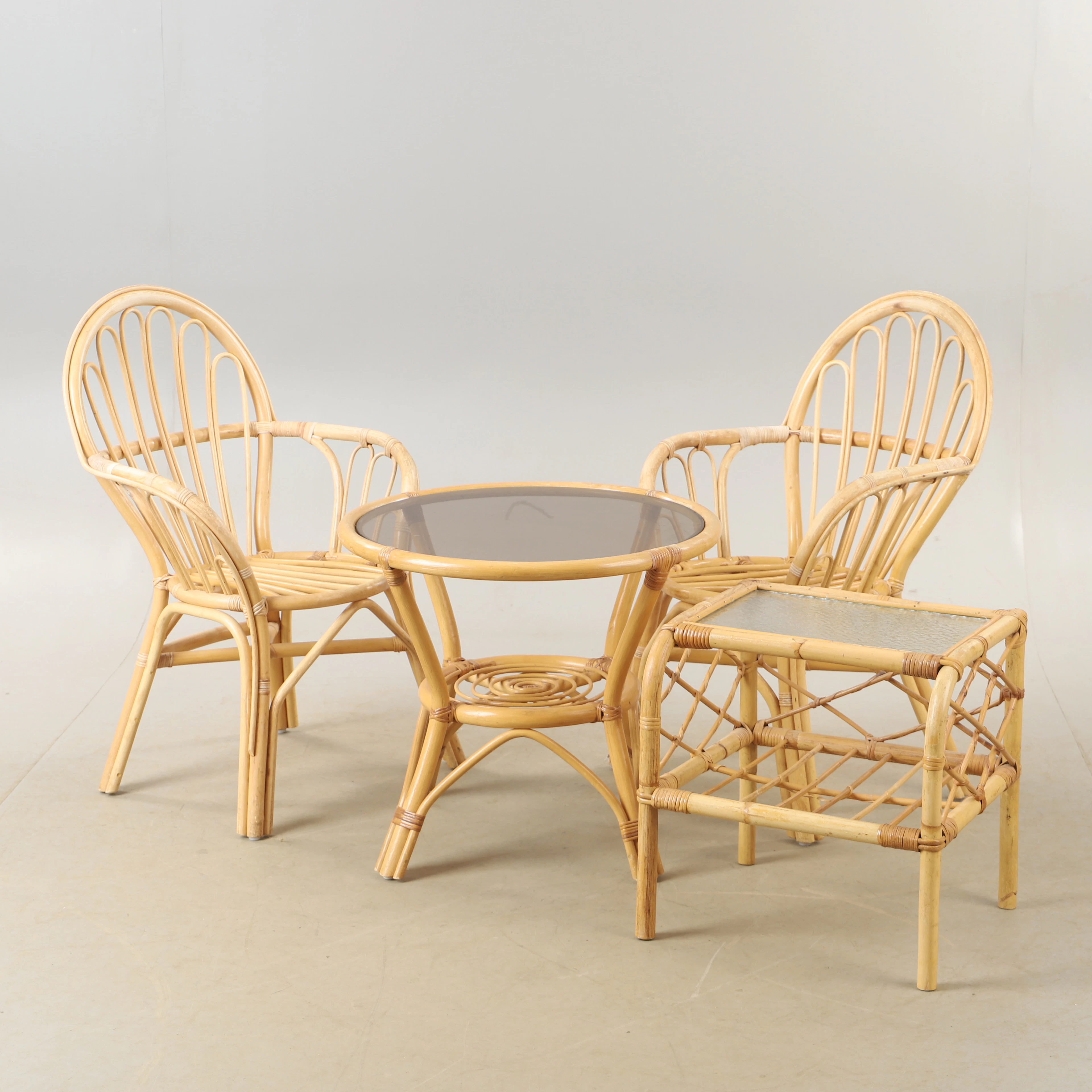 SITTGRUPP, 4 delar, bambu och glas, 1900-talets andra hälft.