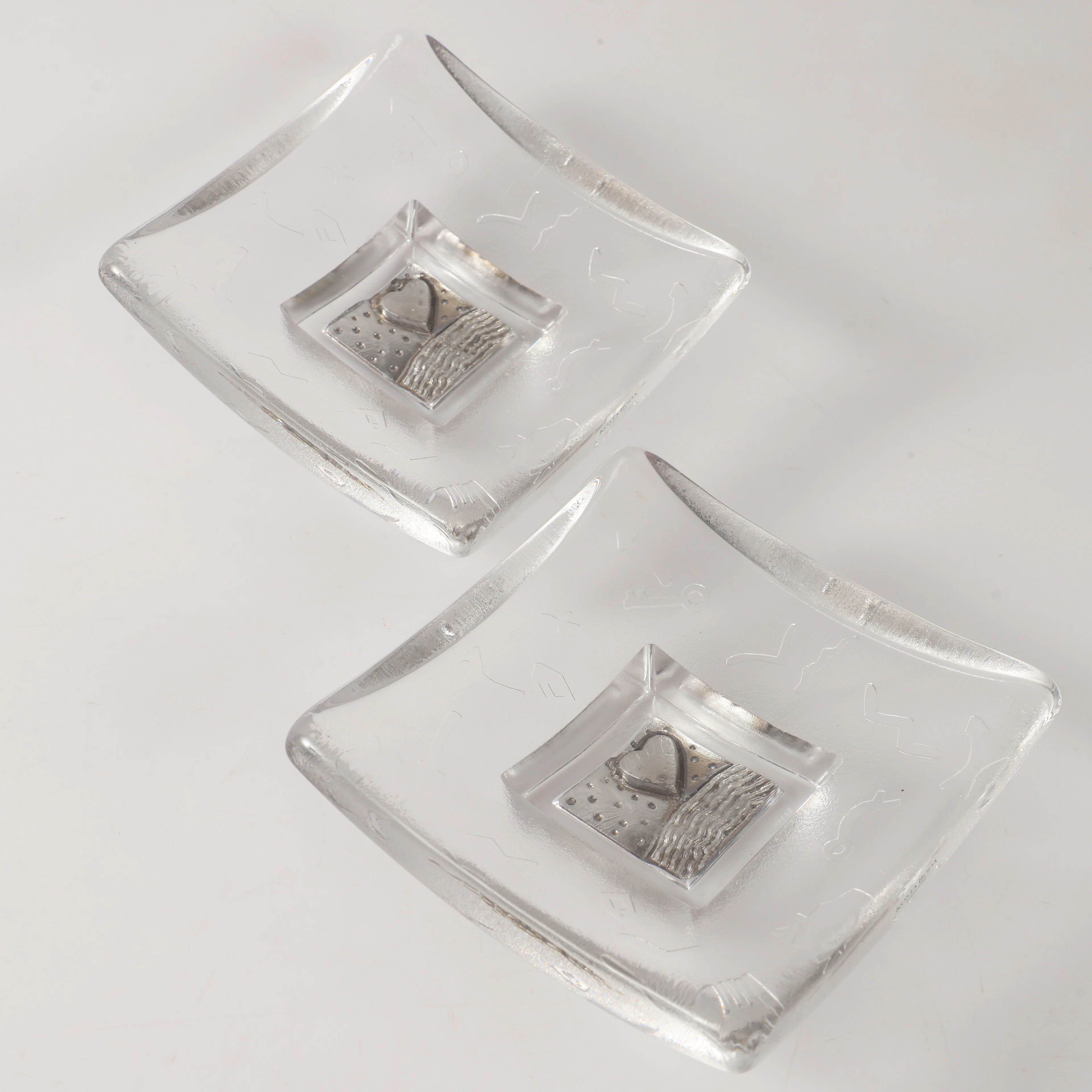 BERTIL VALLIEN. Fat, 1 par, "Domino", glas, Kosta Boda.