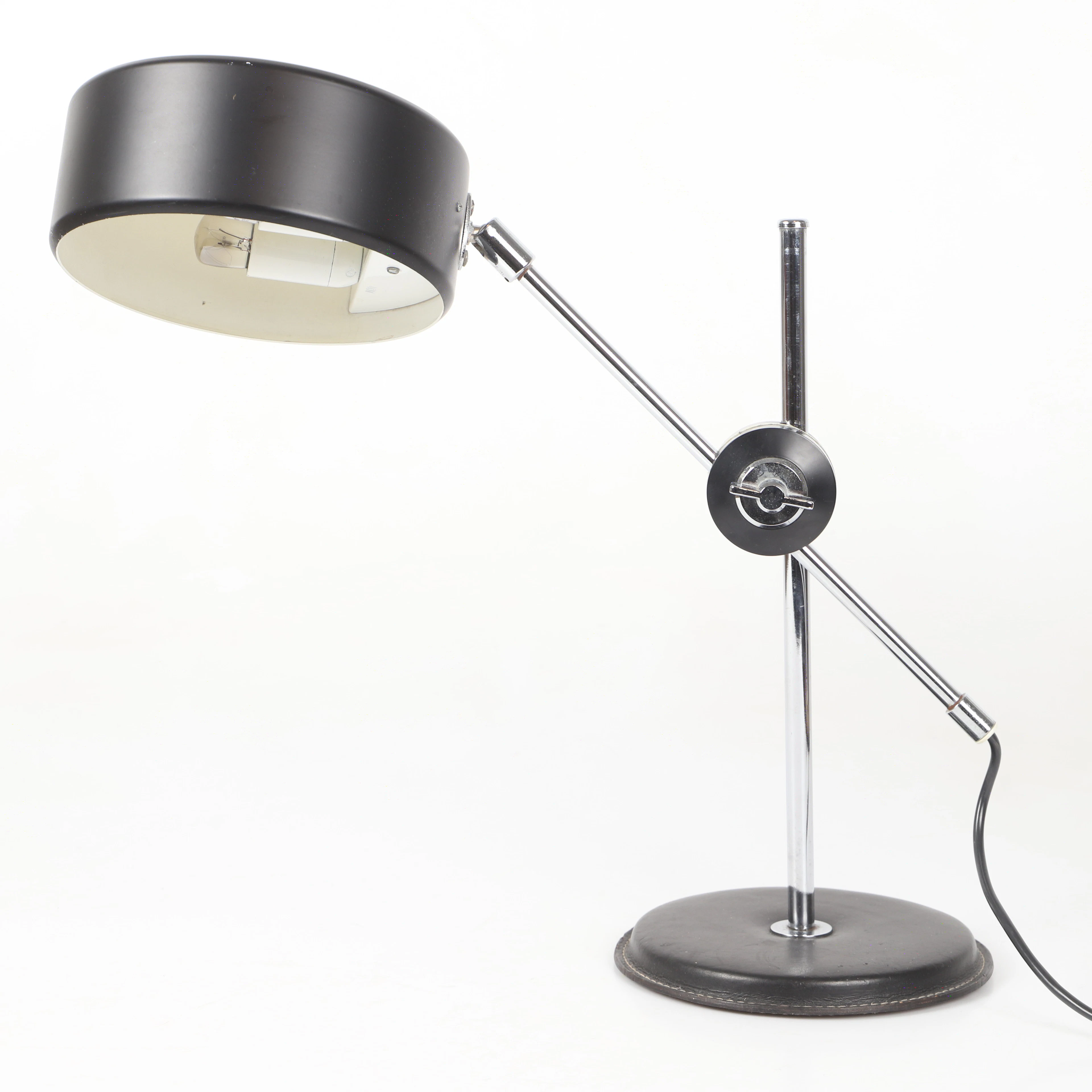 ANDERS PEHRSON. Bordslampa, "Simris", metall/läder, Ateljé Lyktan, Åhus.