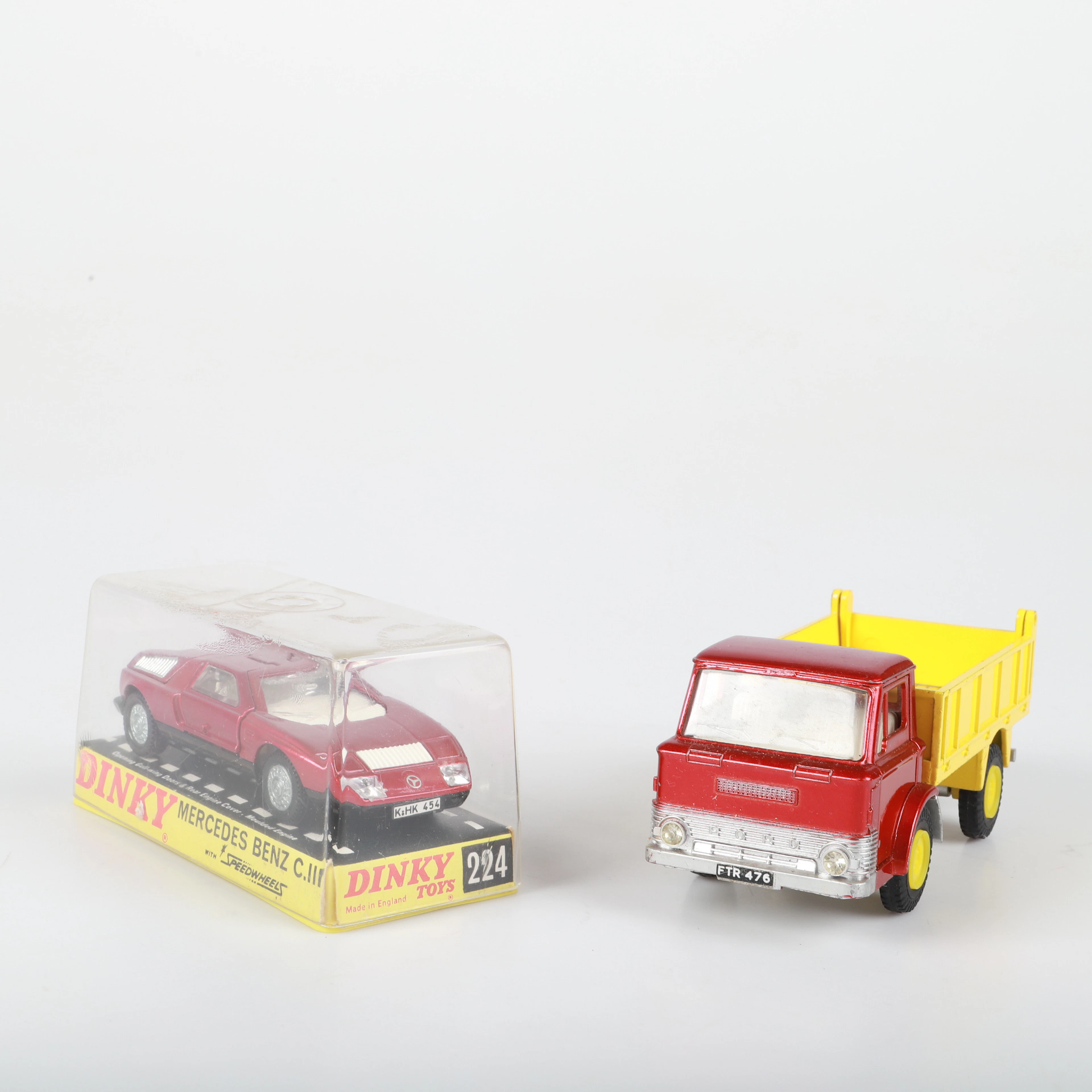 LEKSAKSFORDON, 2 stycken, metall, Dinky Toys.