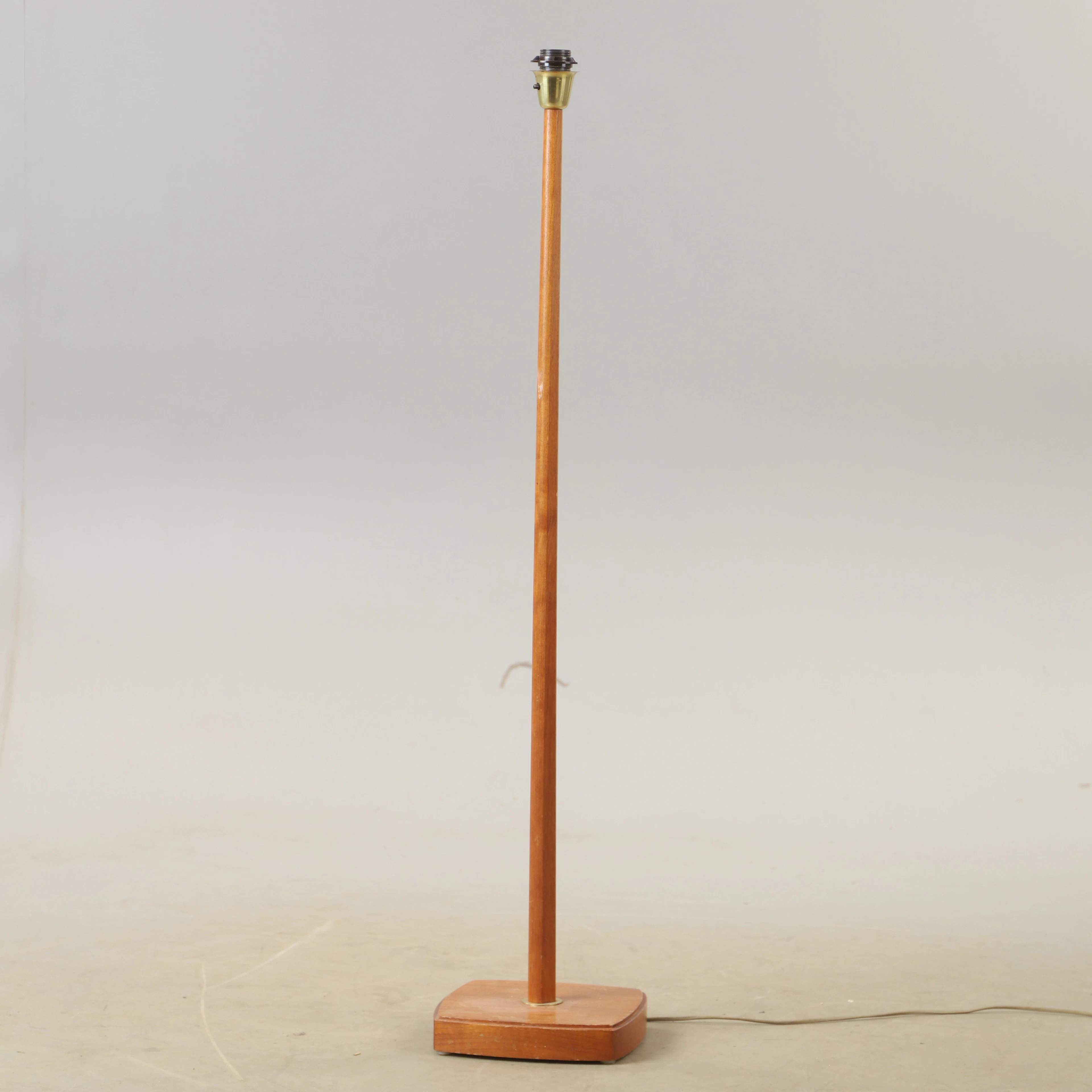 GOLVLAMPA, teak, 1900-talet mitt.