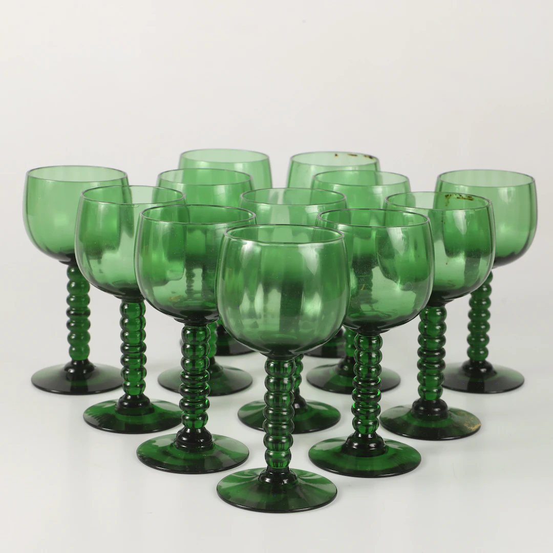 VINGLAS, 12 stycken, grönt glas, 1900-talets andra hälft.