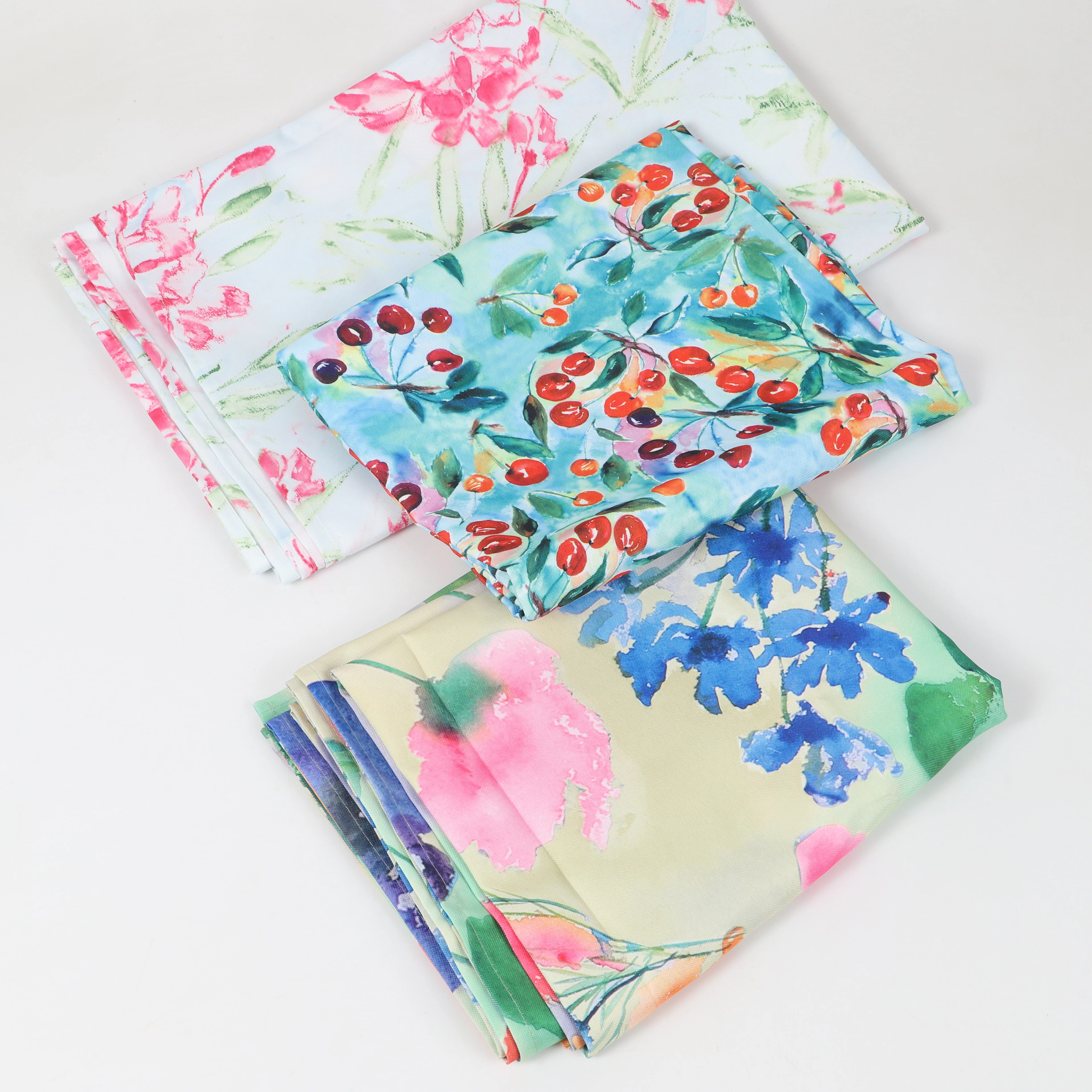 LENA LINDERHOLM. Sommardukar, 3 stycken, polyester, samtida.