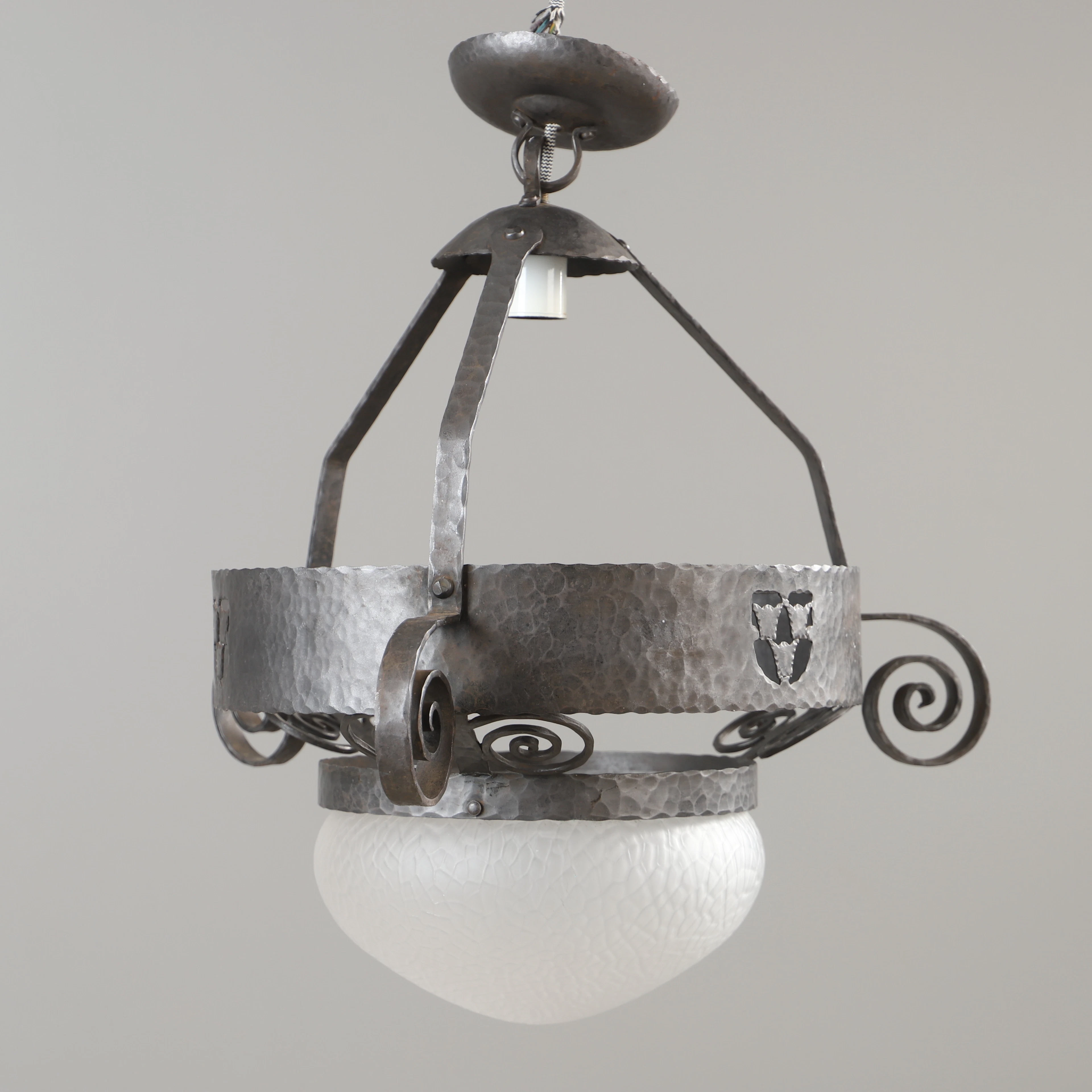 TAKLAMPA, smide och glas, 1900-talets första hälft.