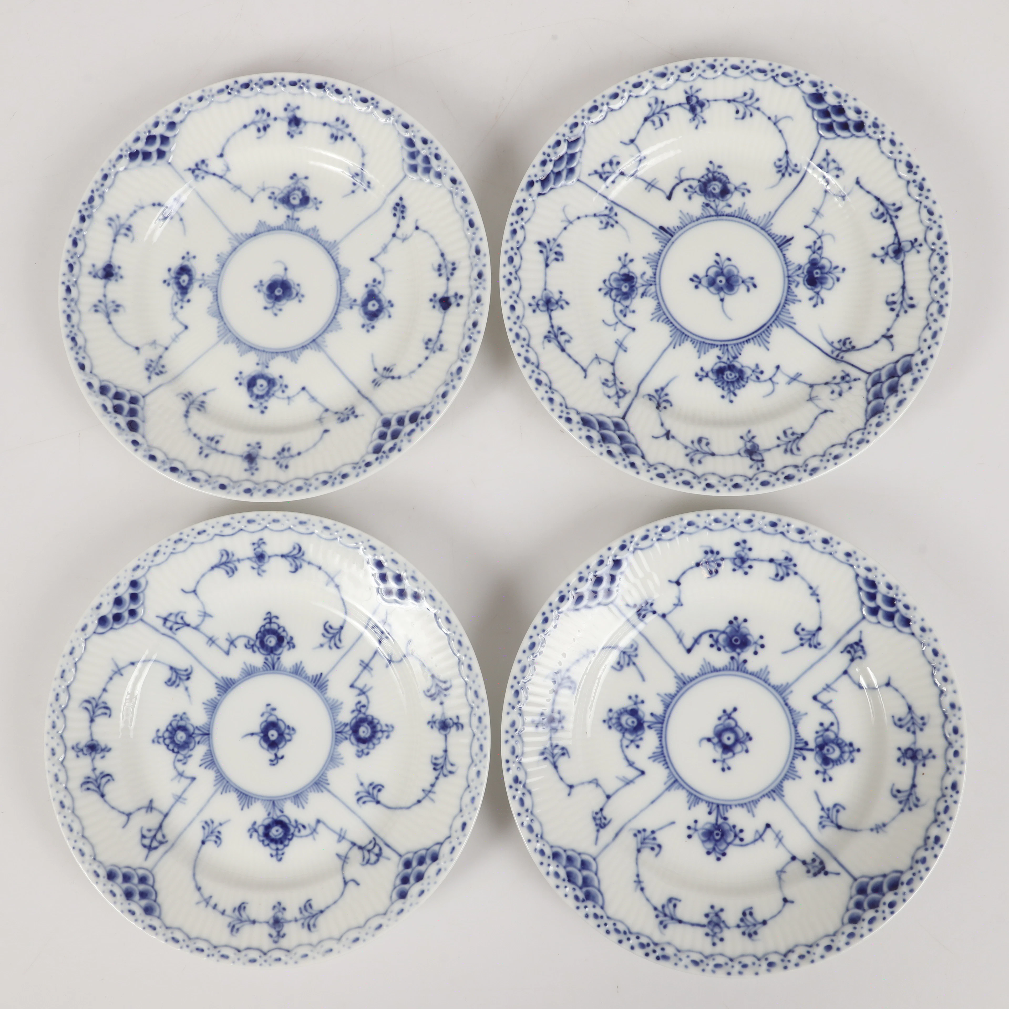 ASSIETTER, 4 stycken, "Musselmalet", porslin, Royal Copenhagen, Danmark.