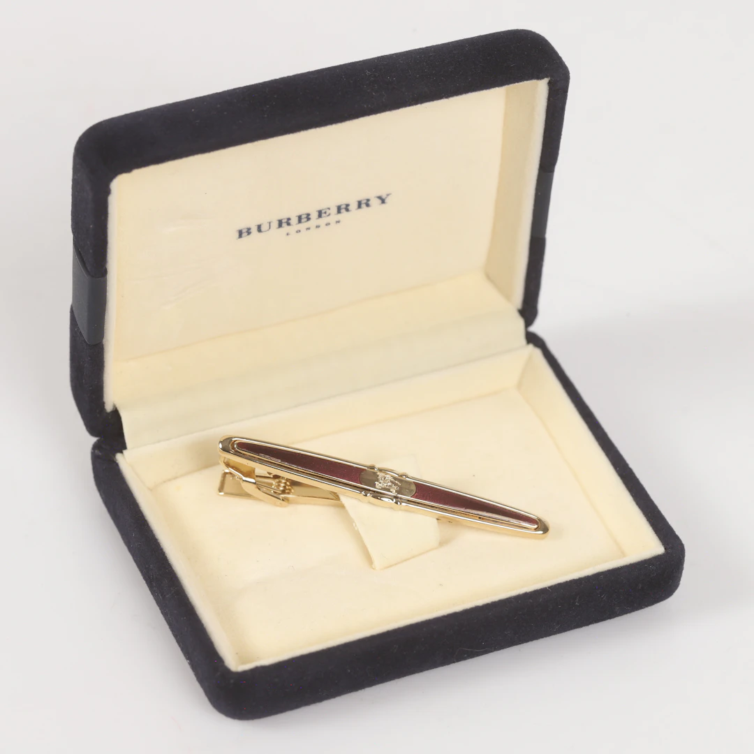 SLIPSNÅL, förgylld metall/emalj, Burberry, England.
