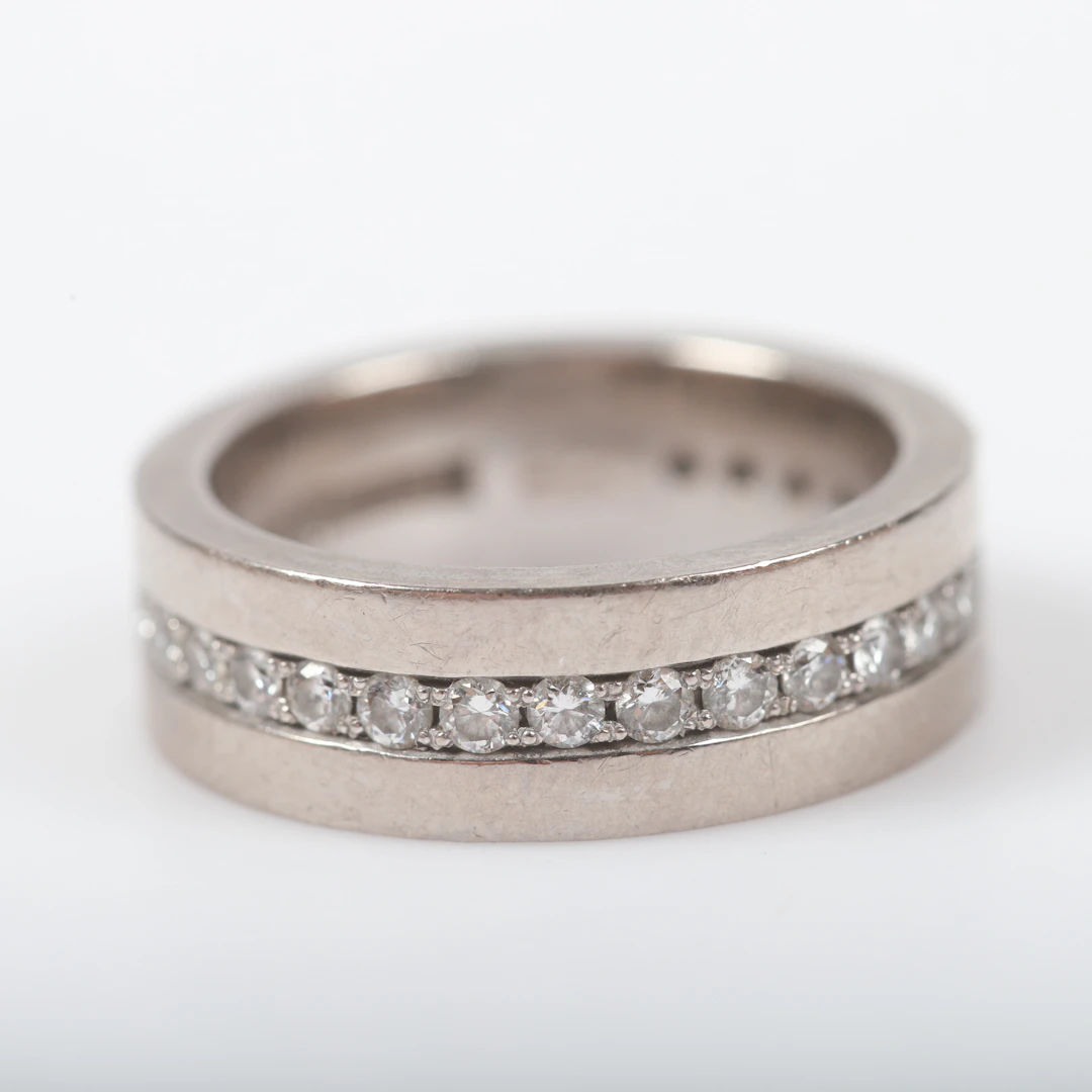 HELALLIANSRING, 18 K vitguld med briljantslipade diamanter, totalt