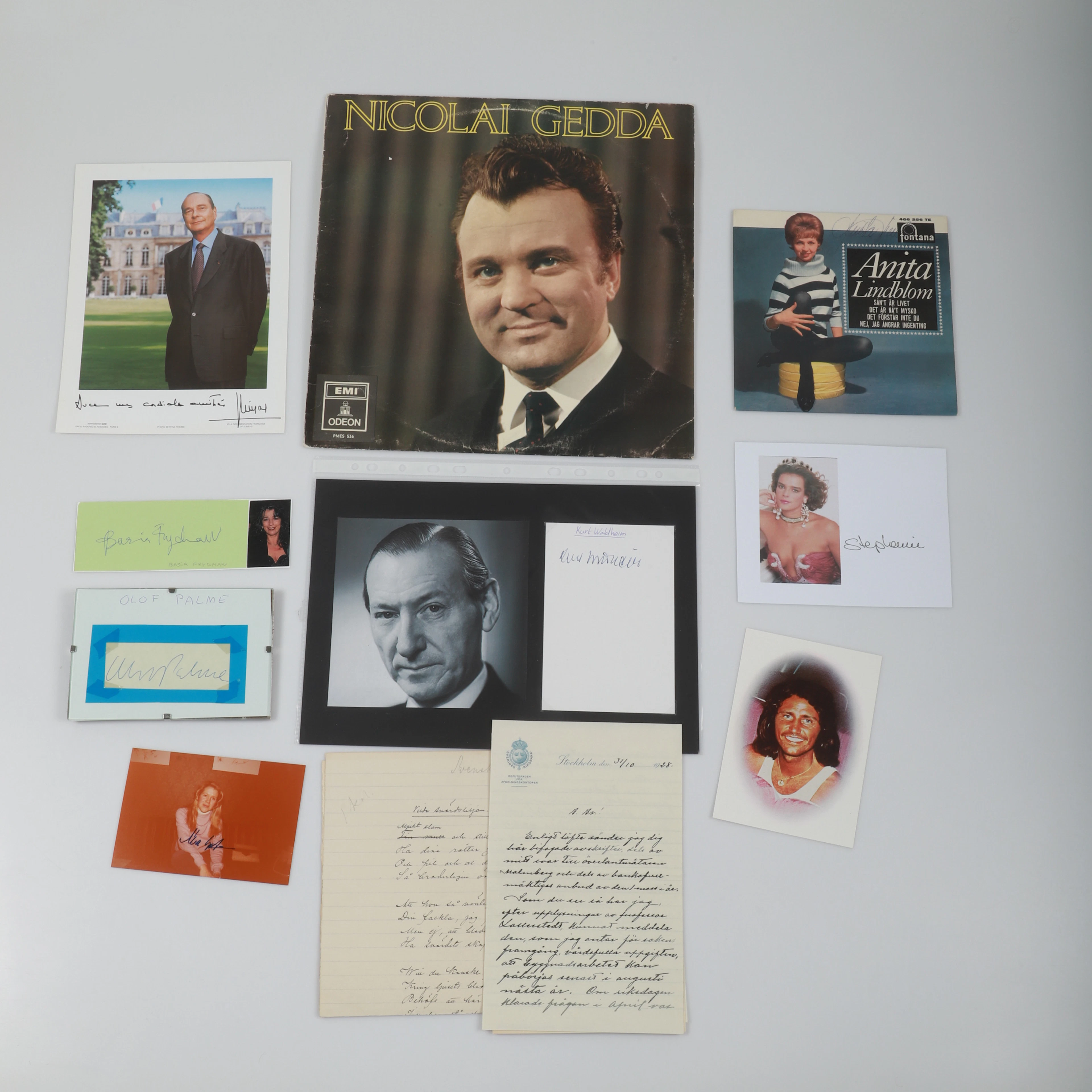 AUTOGRAFER M. M. , 14 stycken, bl. a. Olof Palme.