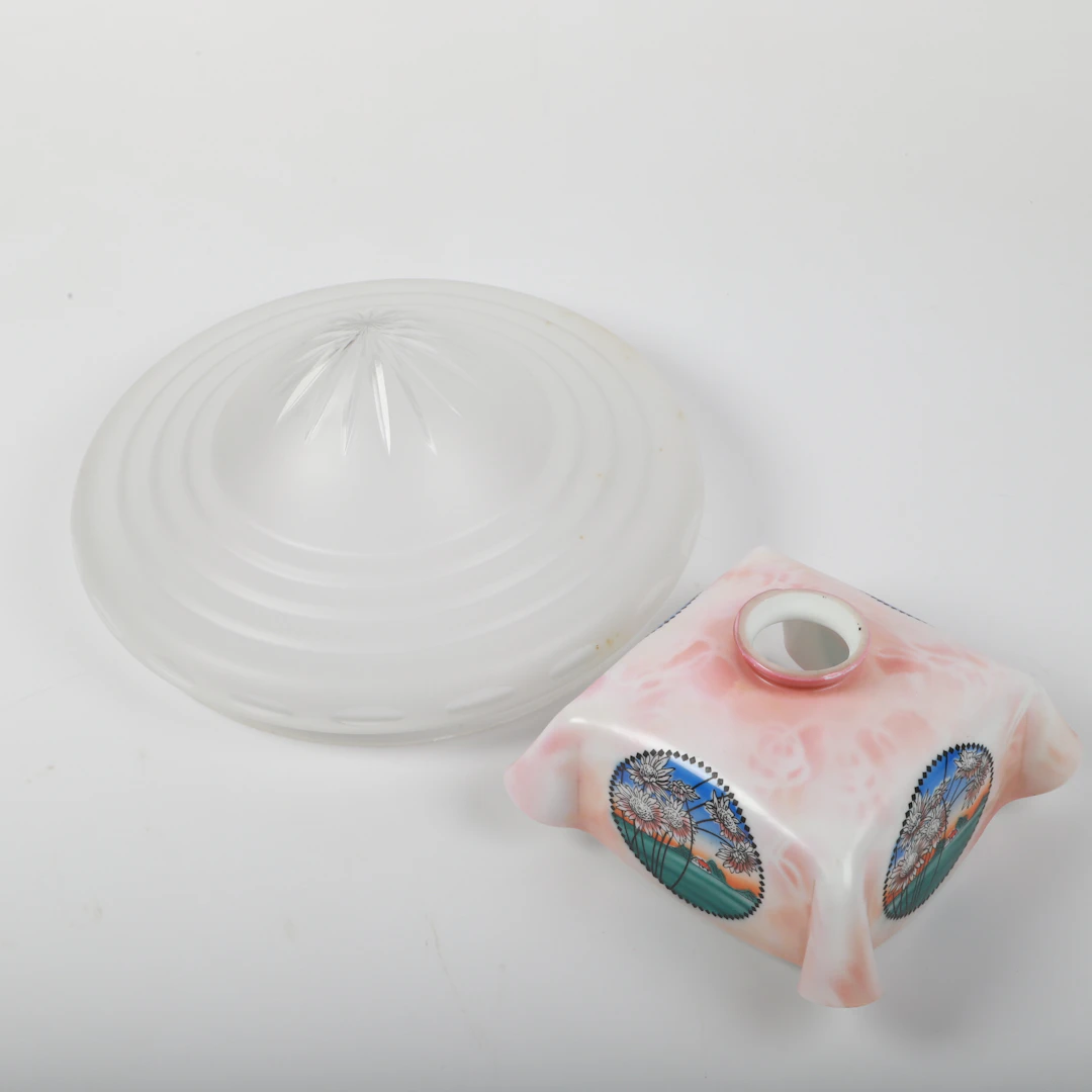 TAKLAMPA SAMT LAMPKUPA, glas, 1900-talets första hälft.