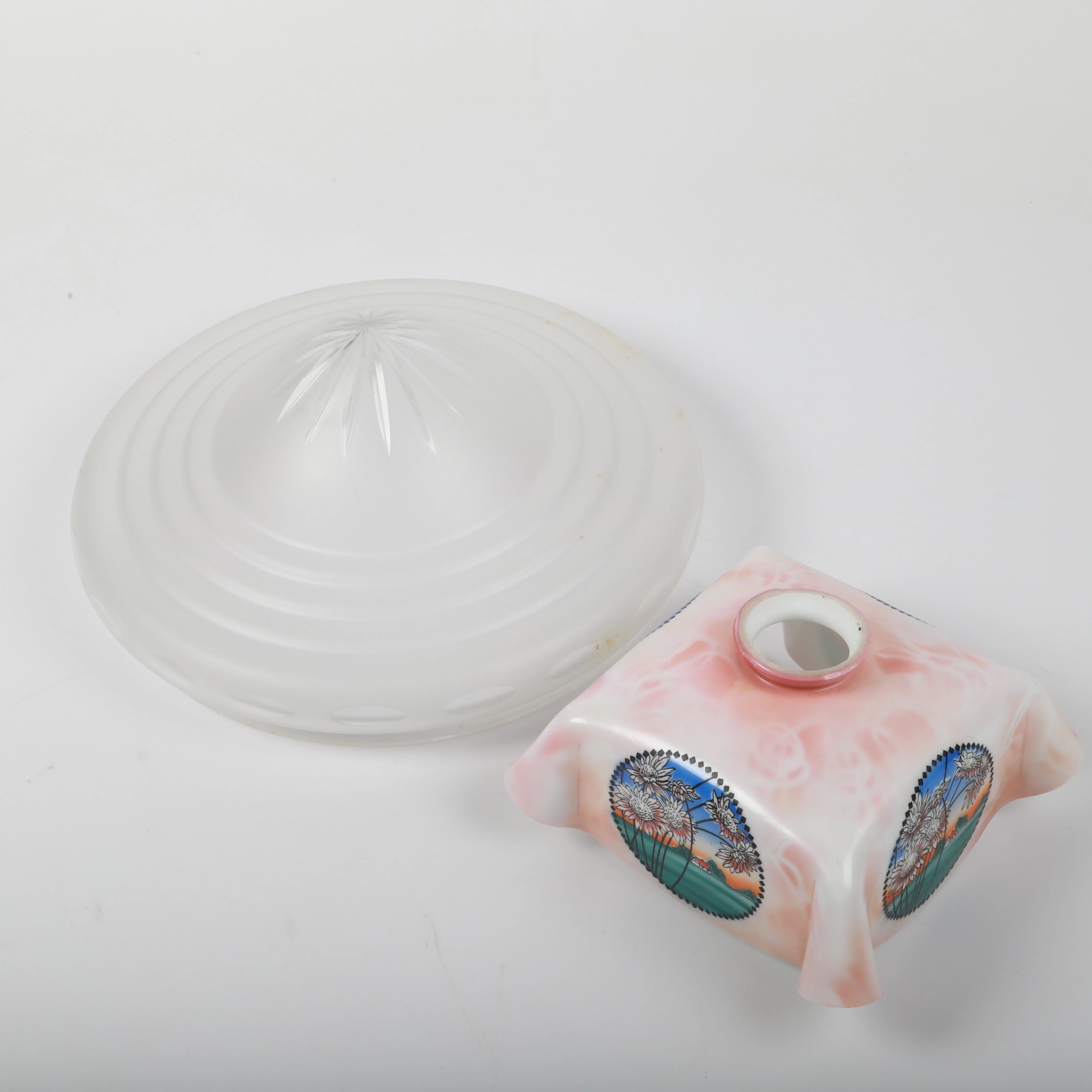 TAKLAMPA SAMT LAMPKUPA, glas, 1900-talets första hälft.