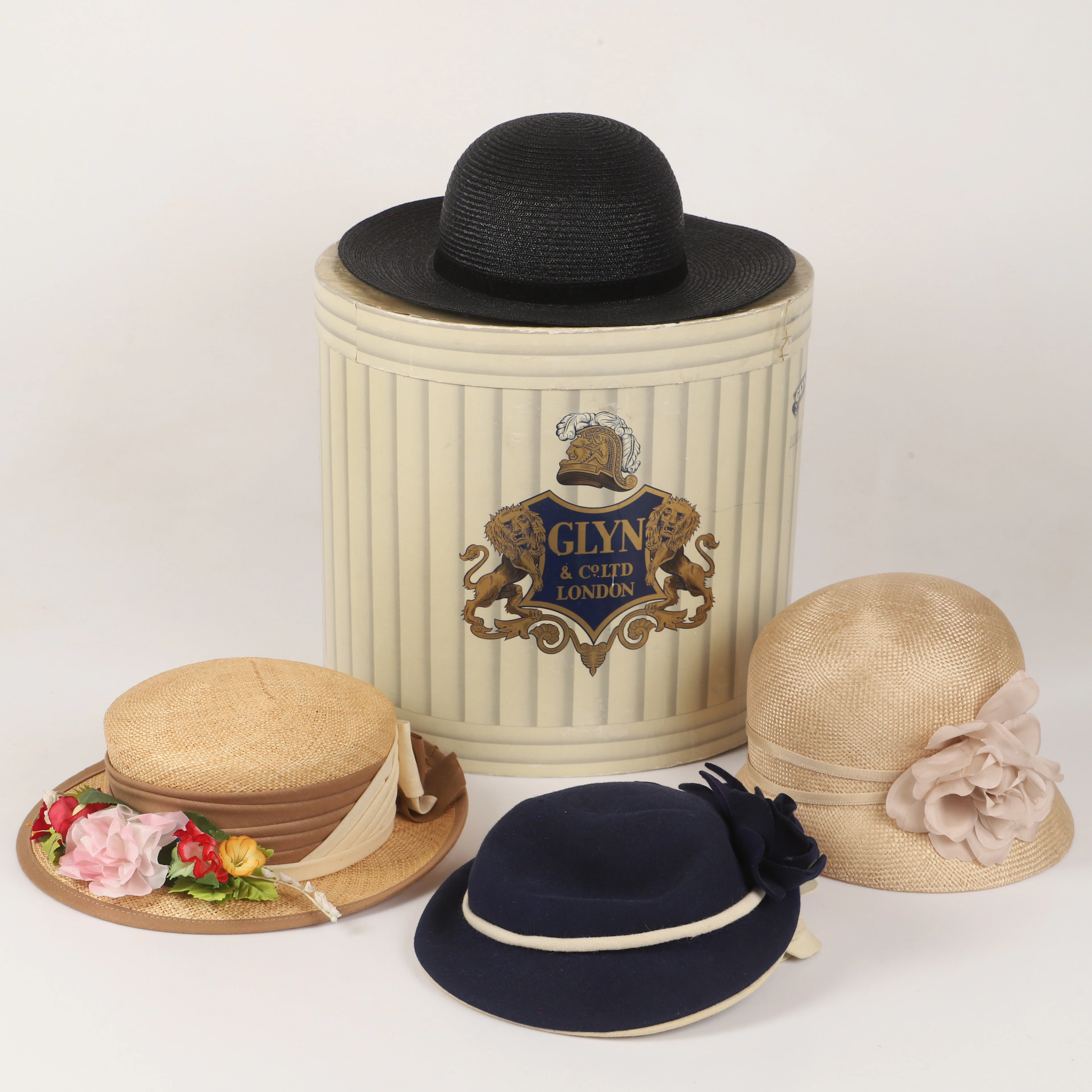 HATTASK OCH HATTAR, 5 delar, textil/bast m. m., 1900-tal.