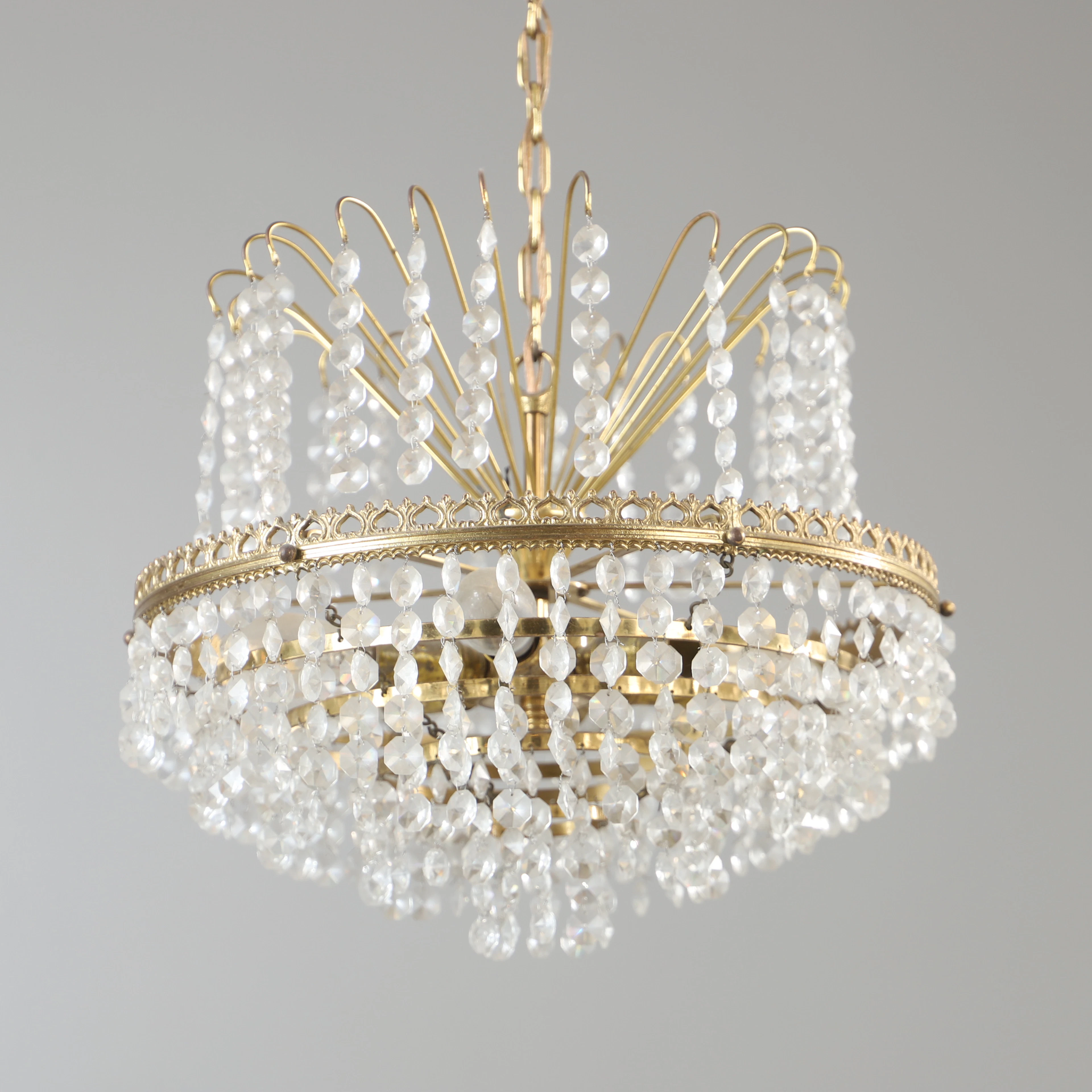 TAKLAMPA, mässing med prismor, 1900-talets andra hälft.