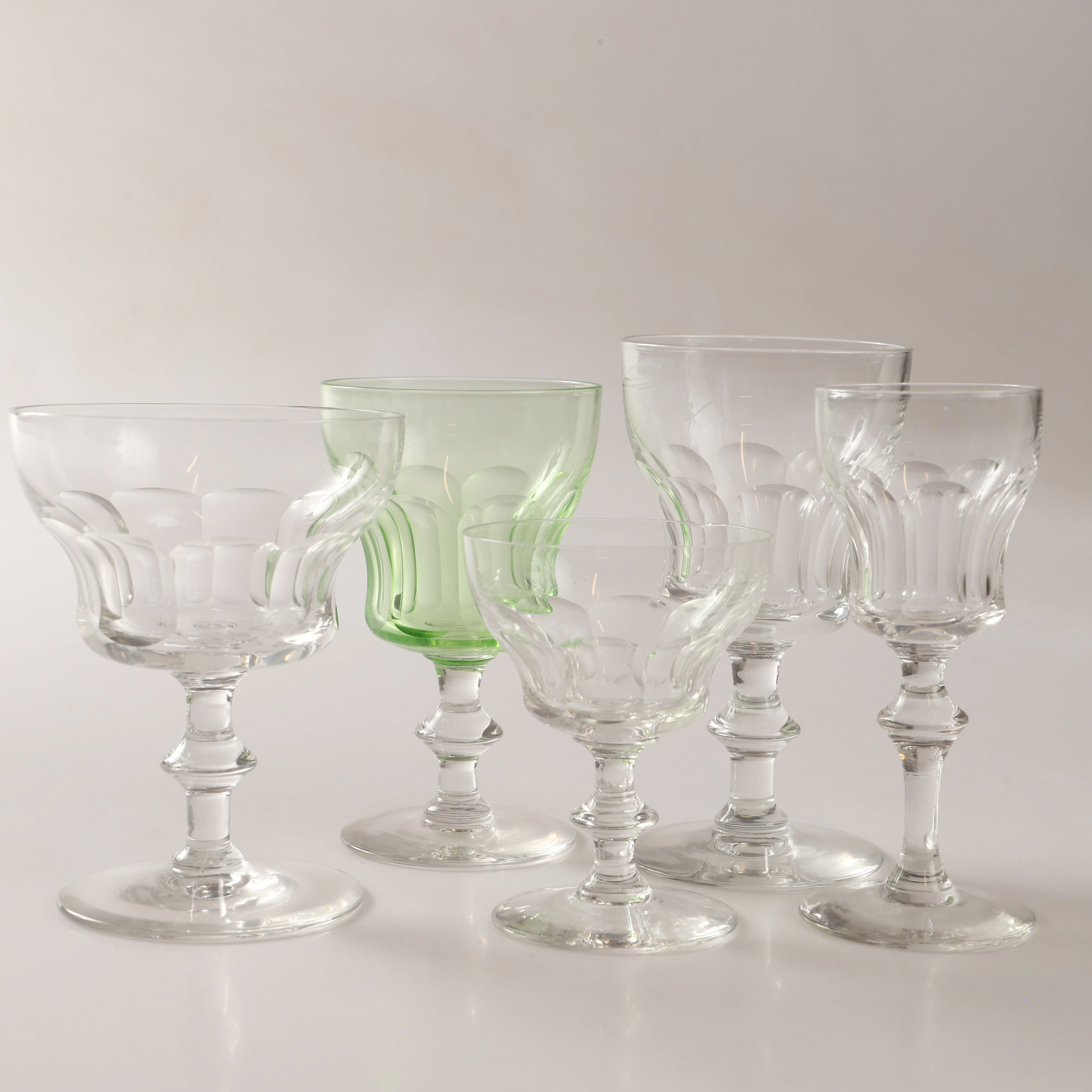 GLASSERVIS, 48 delar, bl. a. uranglas, 1900-tal.