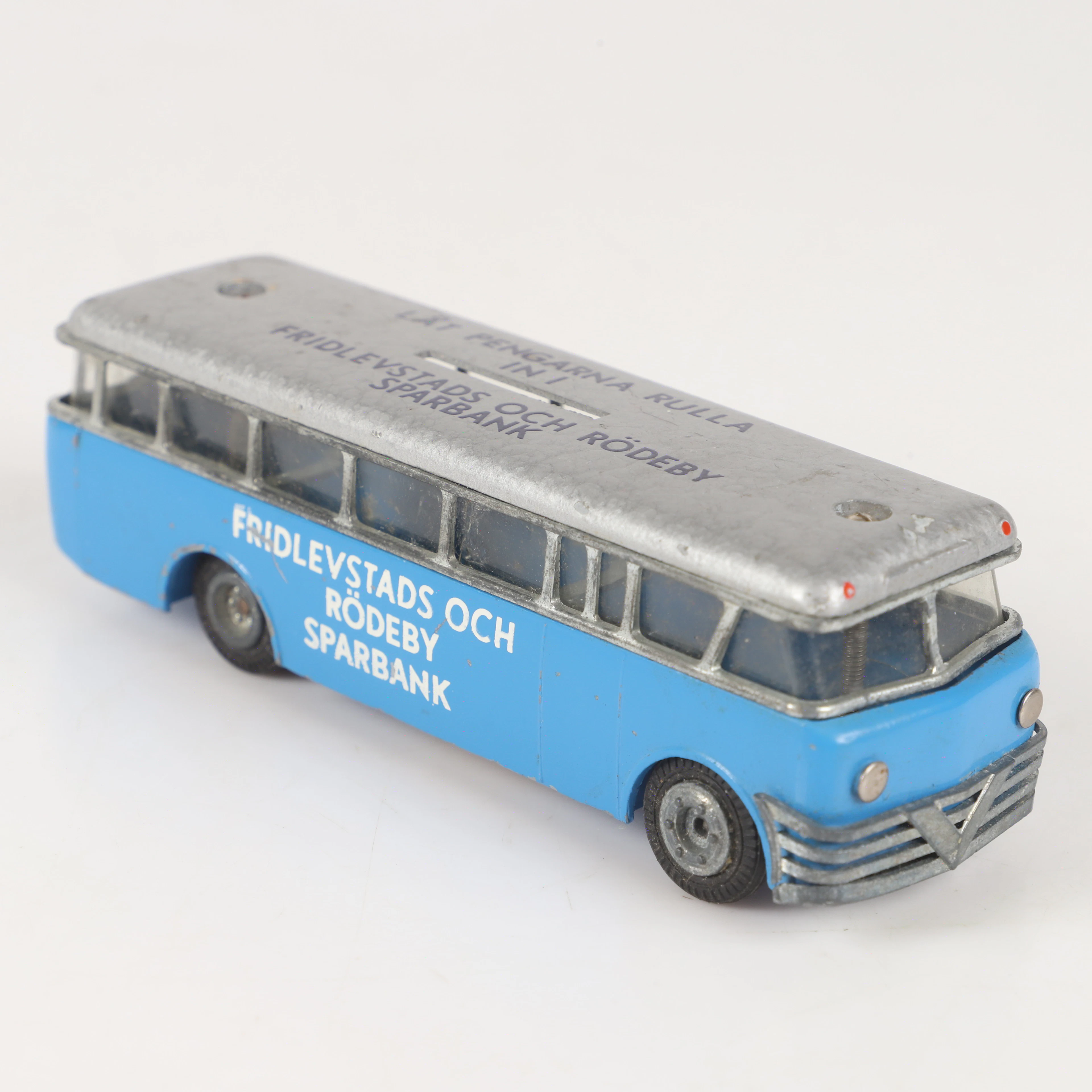 SPARBÖSSA i form av buss, Fridlevstads och Rödeby sparbank.