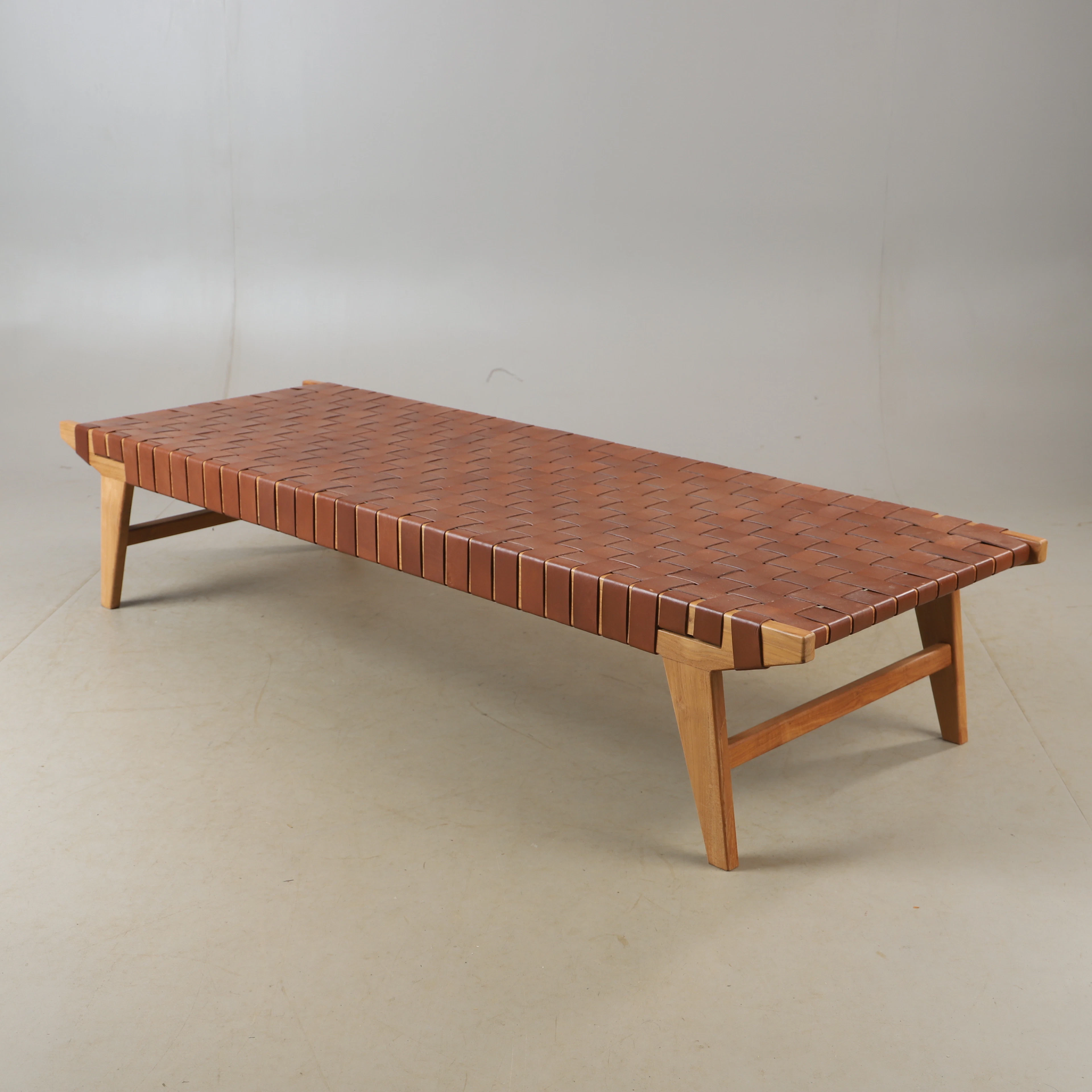 DAGBÄDD, teak med flätad skinnklädsel, samtida.