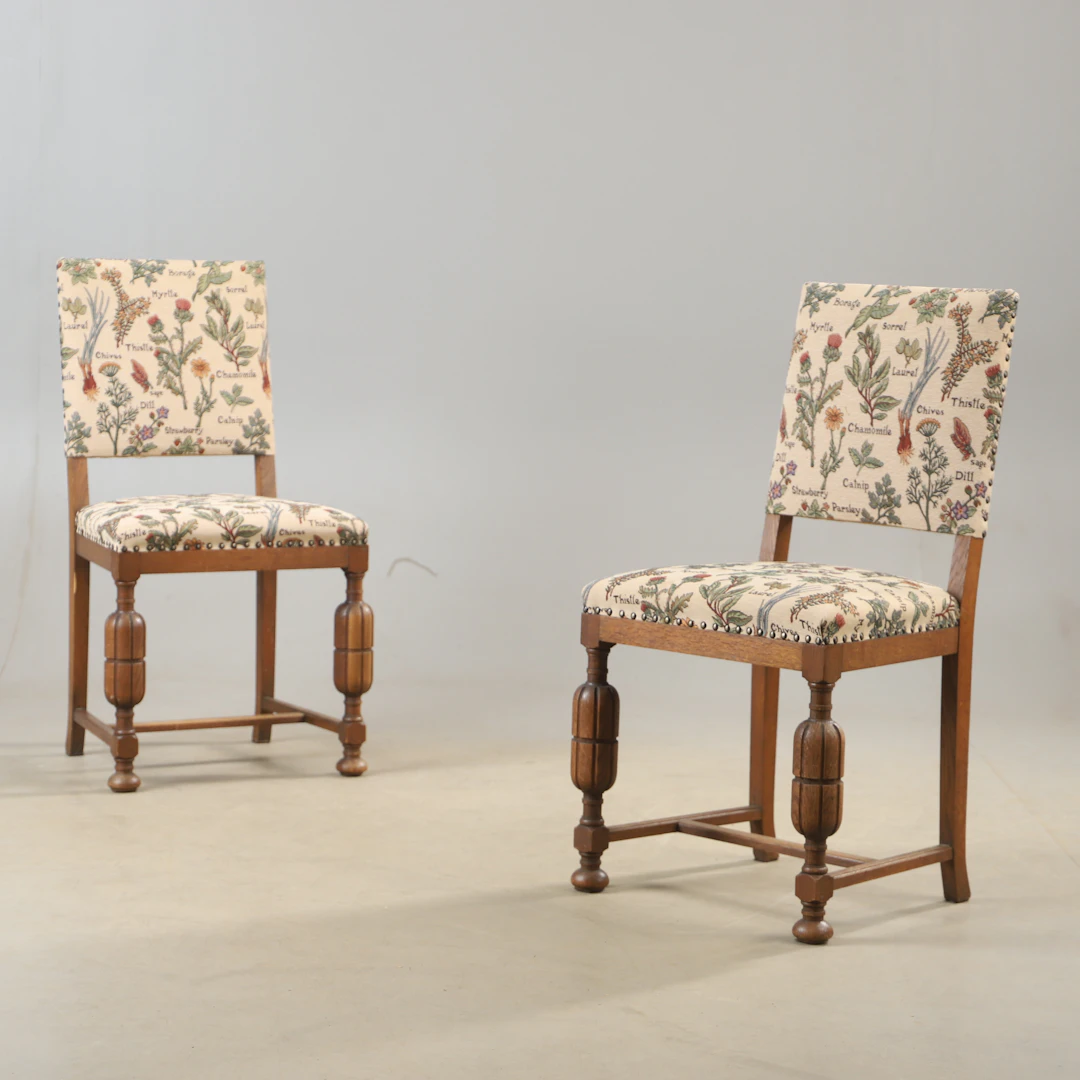 STOLAR, 1 par, textil och ek, 1900-talets första hälft.