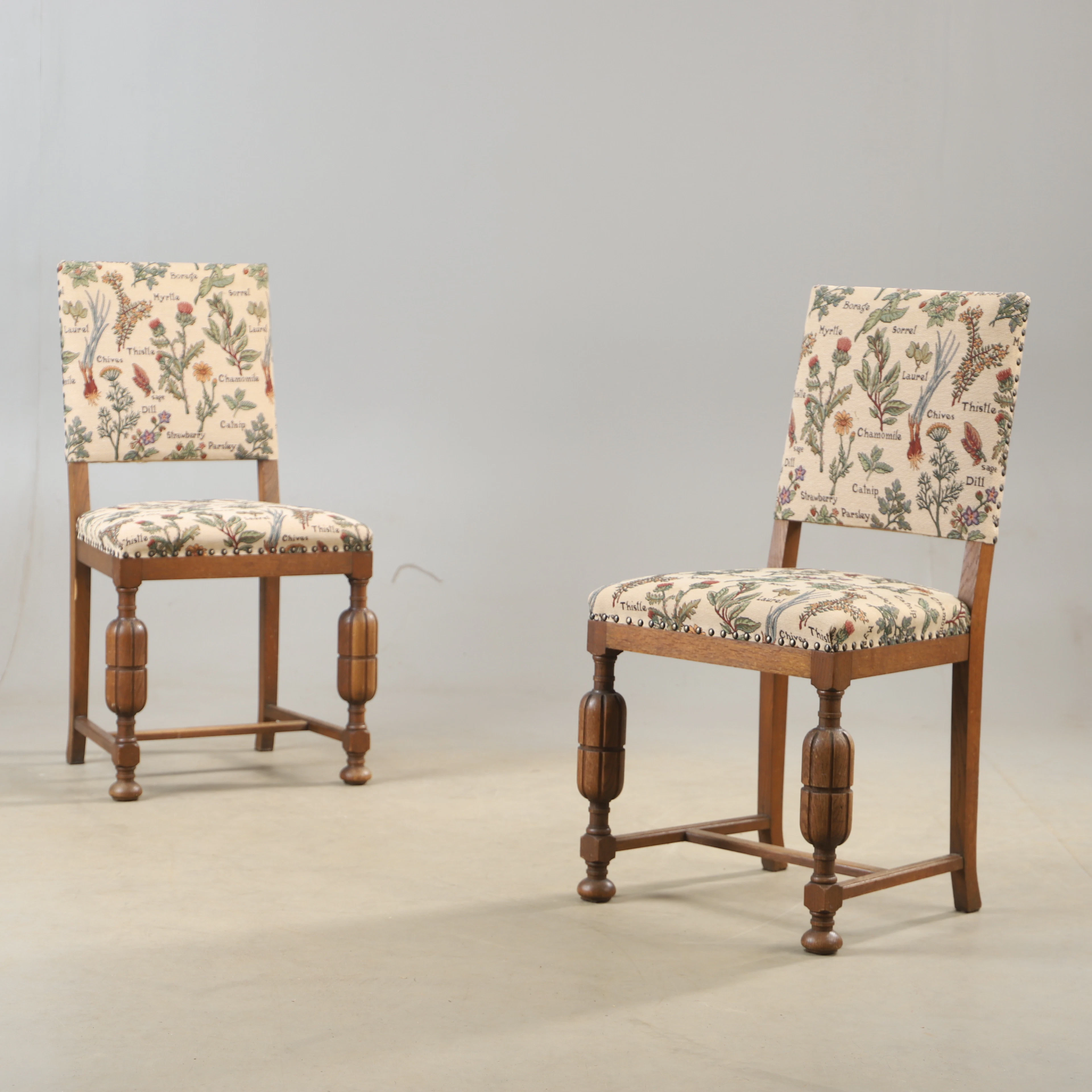 STOLAR, 1 par, textil och ek, 1900-talets första hälft.